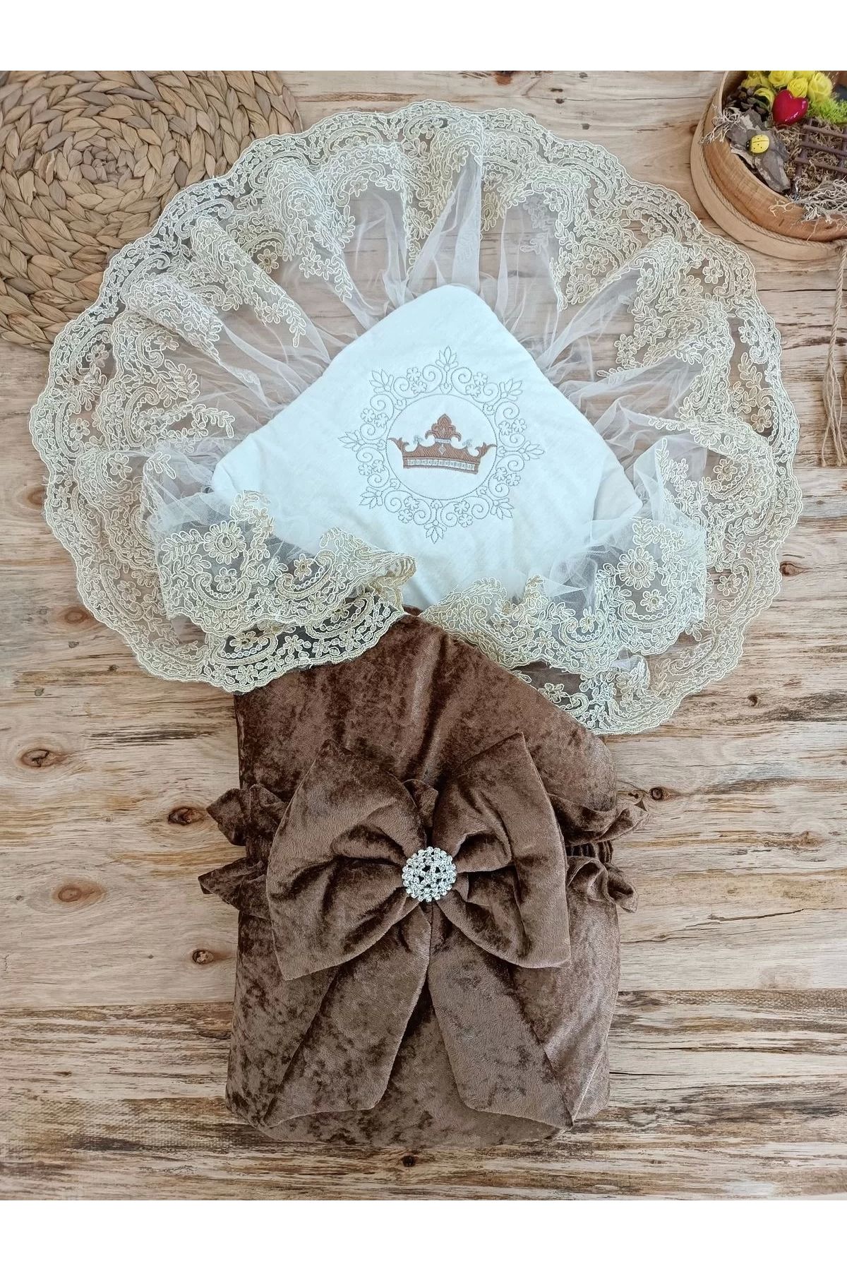 Moda Şahsenem Yenidoğan Saray Kadife Taç Nakışlı İnci Fiyonklu Çift Dantel Duvak Trilüks Kundak Bebek Battaniyesi