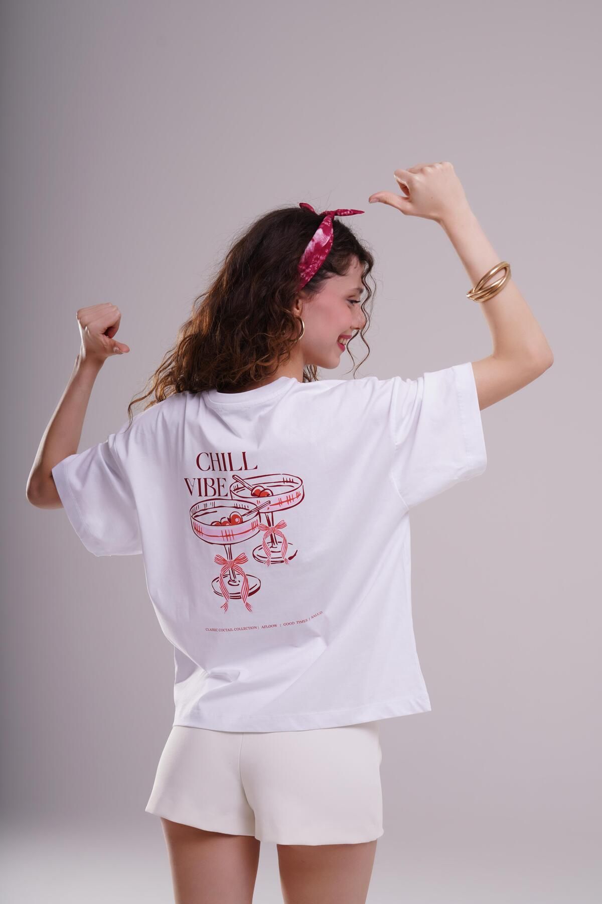 AFLOOW Kadın Beyaz Oversize Tişört - Chill Vibes Baskılı