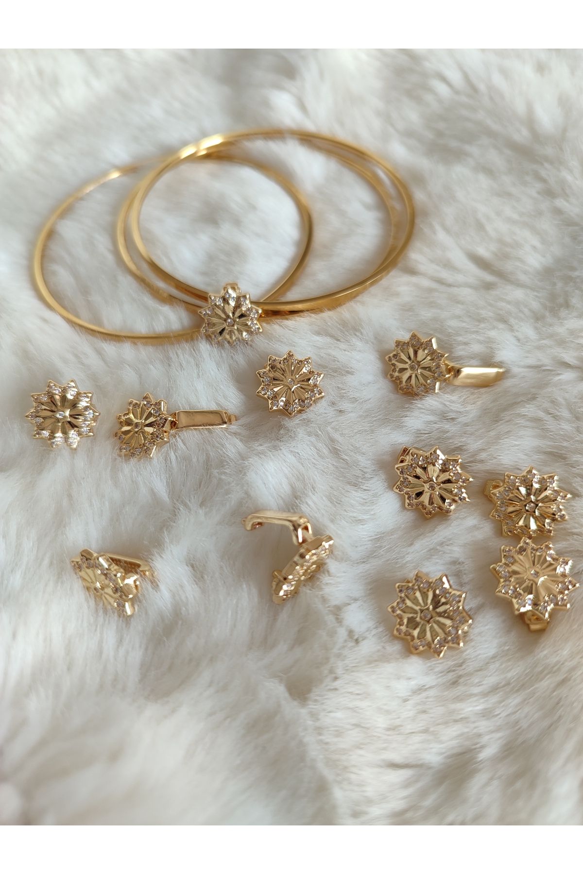BUSHU Gold renk,taşlı çiçek charm