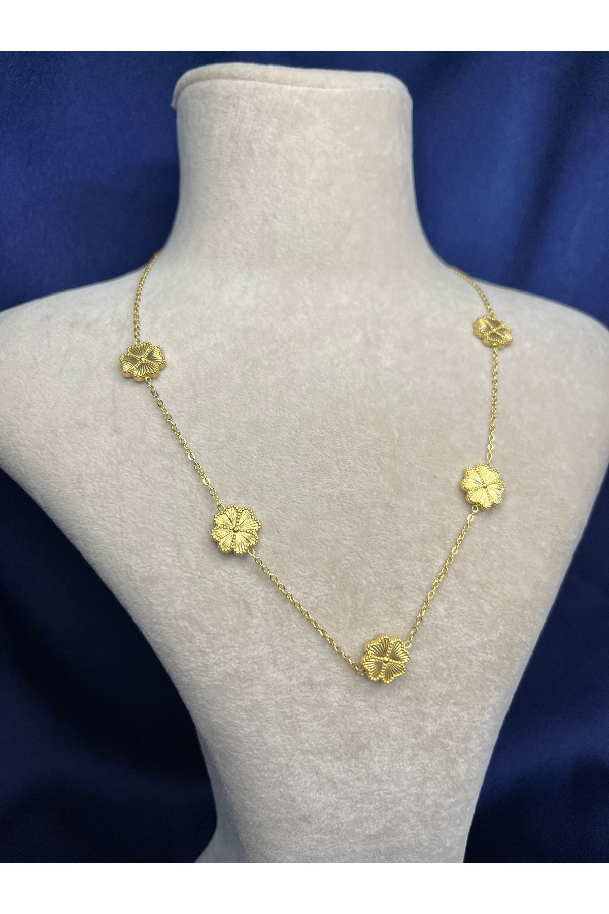 Fam&Co Jewelry Altın Renkli Çiçek Motifli Zincir Kolye – Zarif ve Feminen Stil