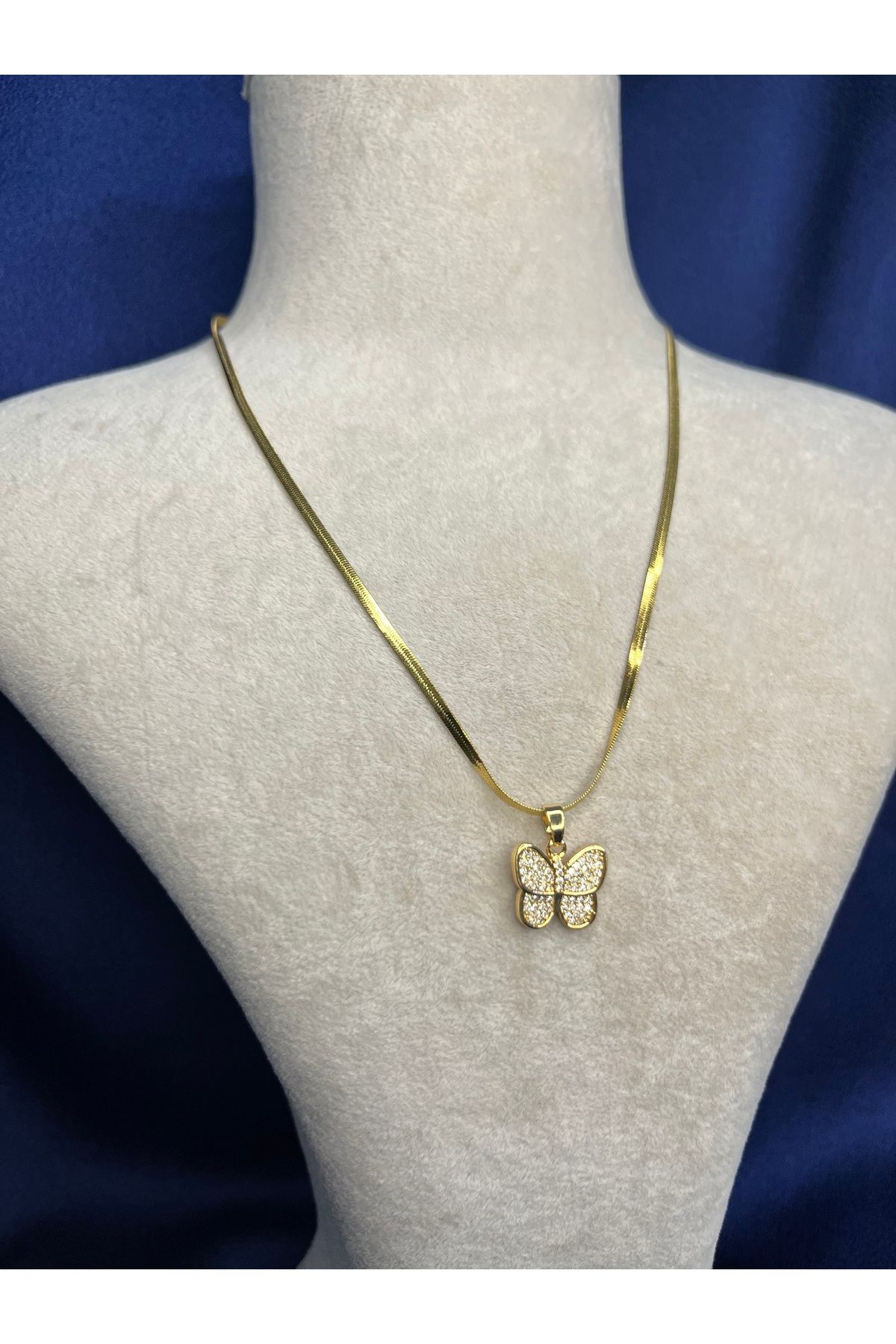 Fam&Co Jewelry Taşlı Kelebek Figürlü Altın Renk Kolye – Işıltılı ve Zarif Dokunuş
