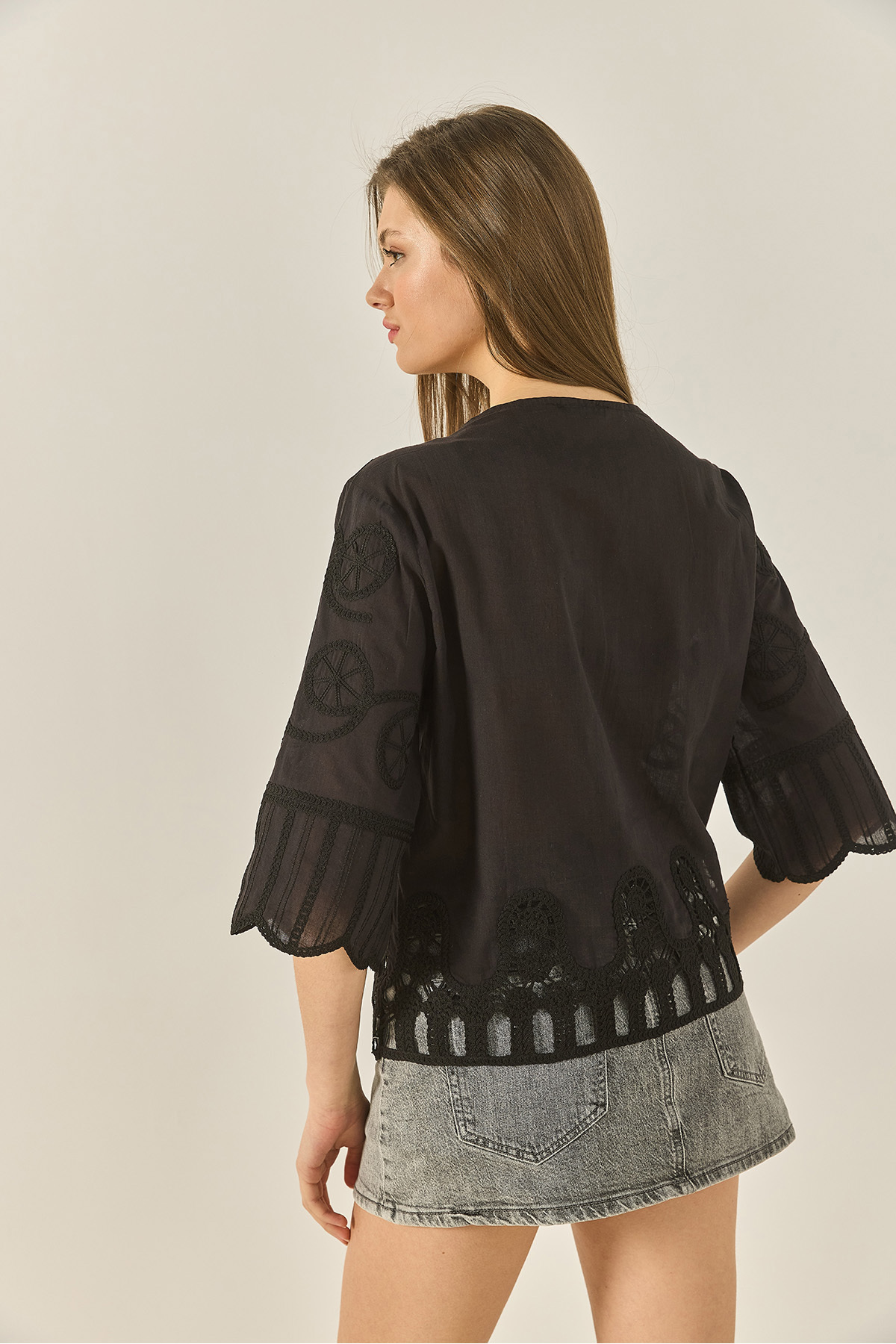 Bianco Lucci  Kadın Brode Detaylı V Yaka Düğmeli Çan Kol Gömlek 60261394 - Görsel 6