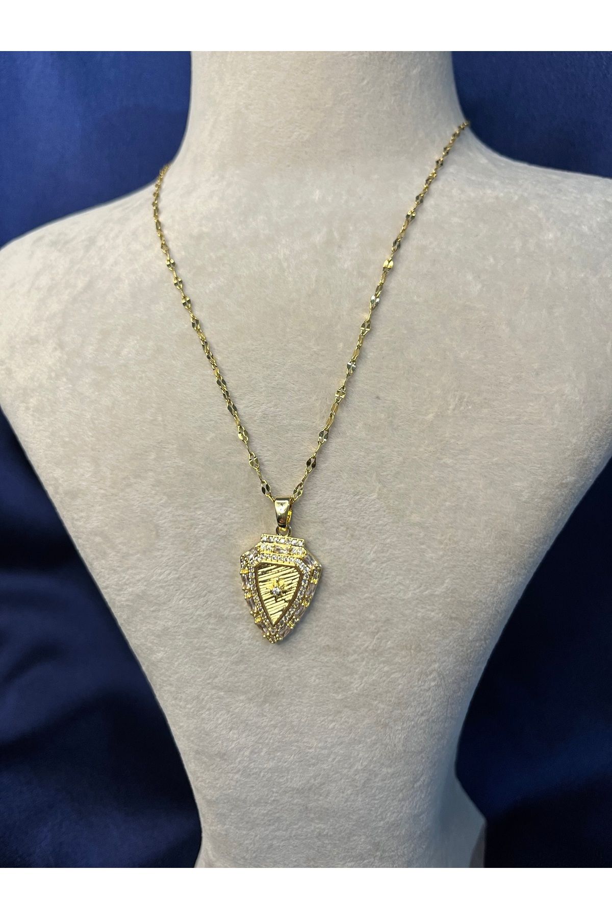 Fam&Co Jewelry Zirkon Taşlı Kalkan Figürlü Kolye – Güç ve Işıltının Zarif Yansıması