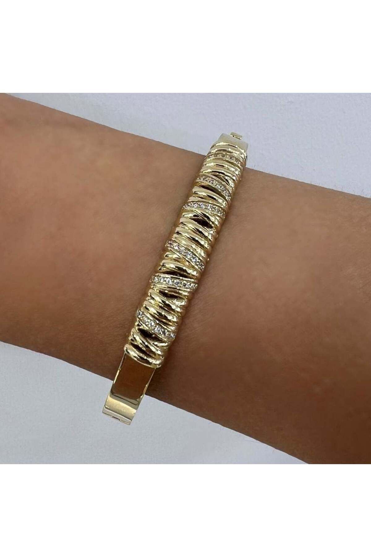 byBurak GOLD Taşlı Kalın Kelepçe – KLP0320