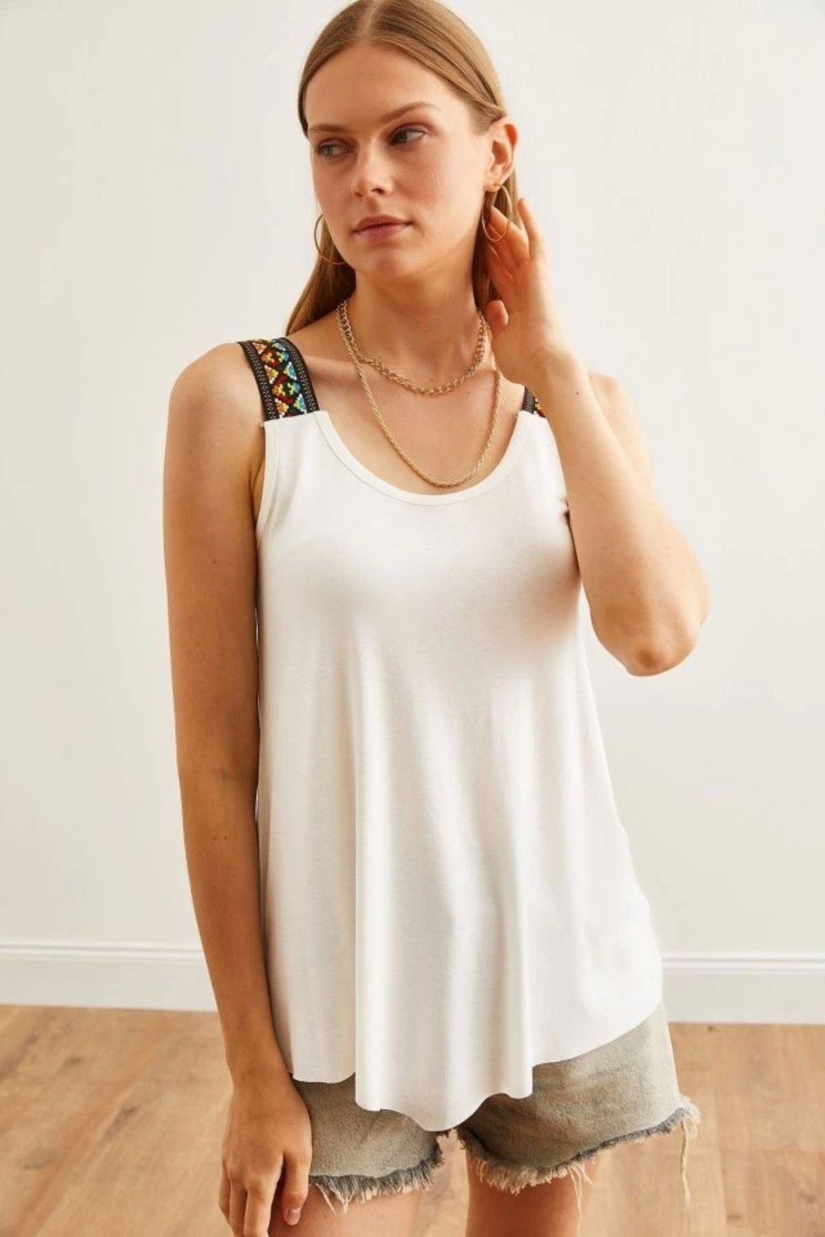 Butik Kadın Viskon Kumaş Otantik Desen Askılı Bluz