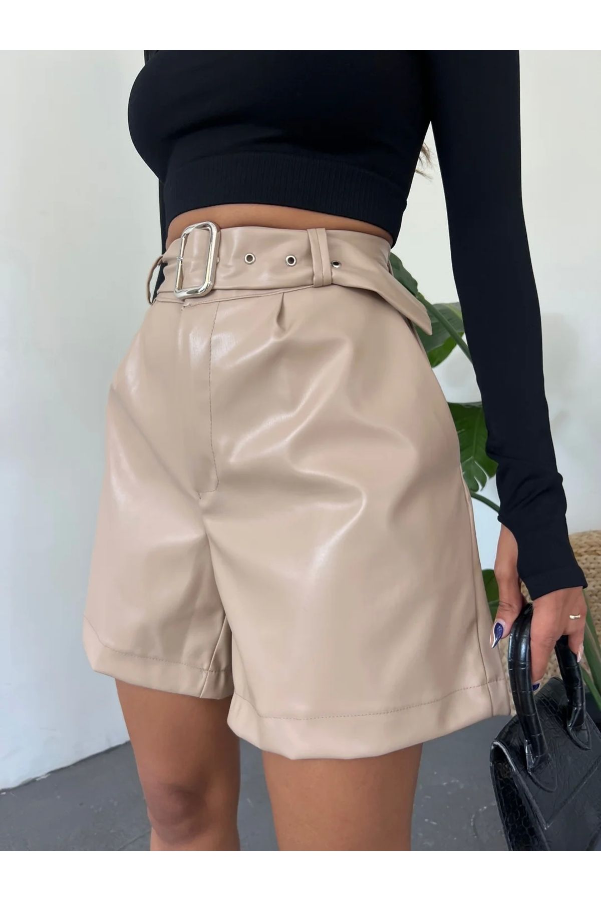 TakıDolabı Suni Deri Kemerli Boyfriend Şort KREM