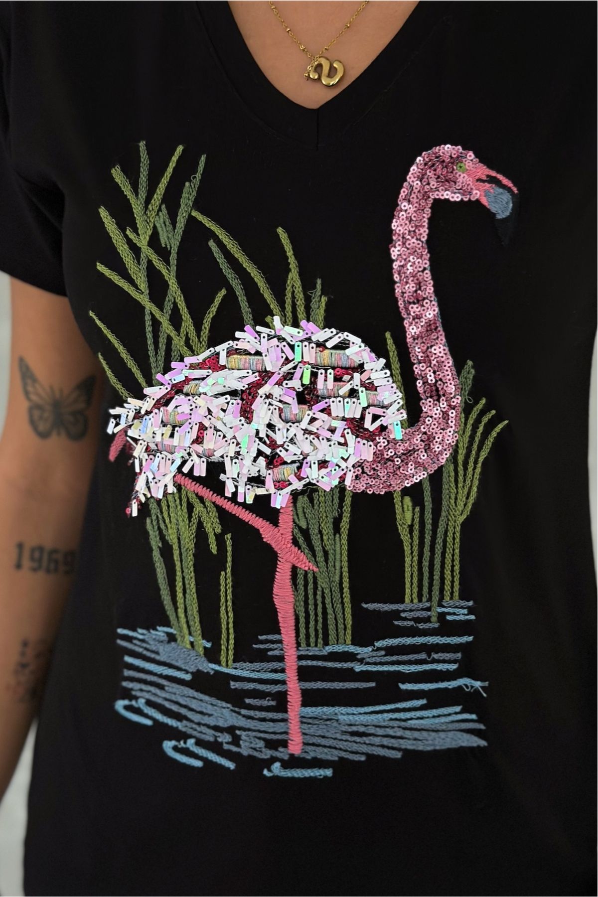 FEMELLE Kadın Siyah V Yaka Flamingo Pul Payet Ve Nakış İşlemeli %100 Pamuk Tişört