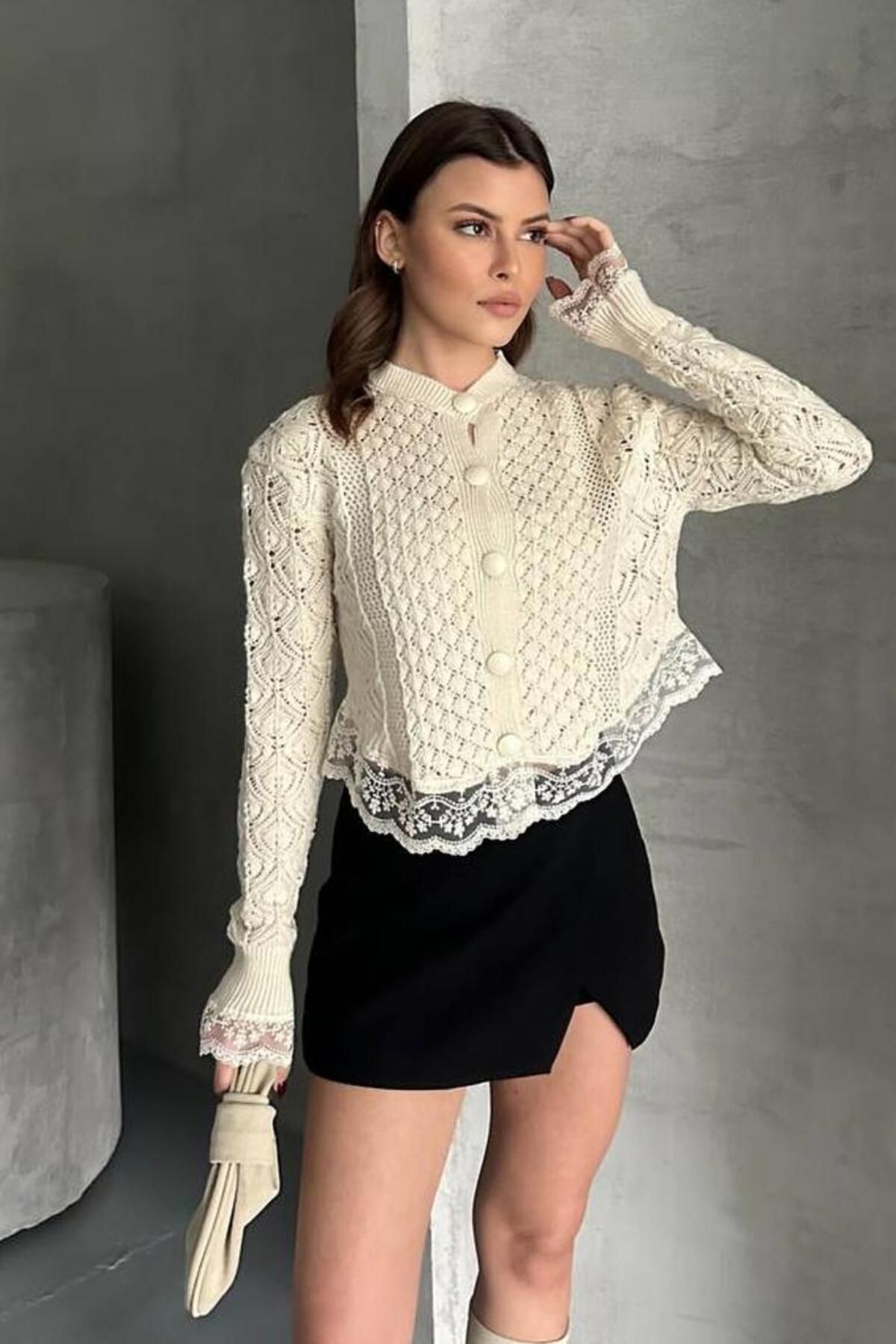 İkonzybutik DÜĞMELİ VE DANTEL DETAYLI RETRO HIRKA