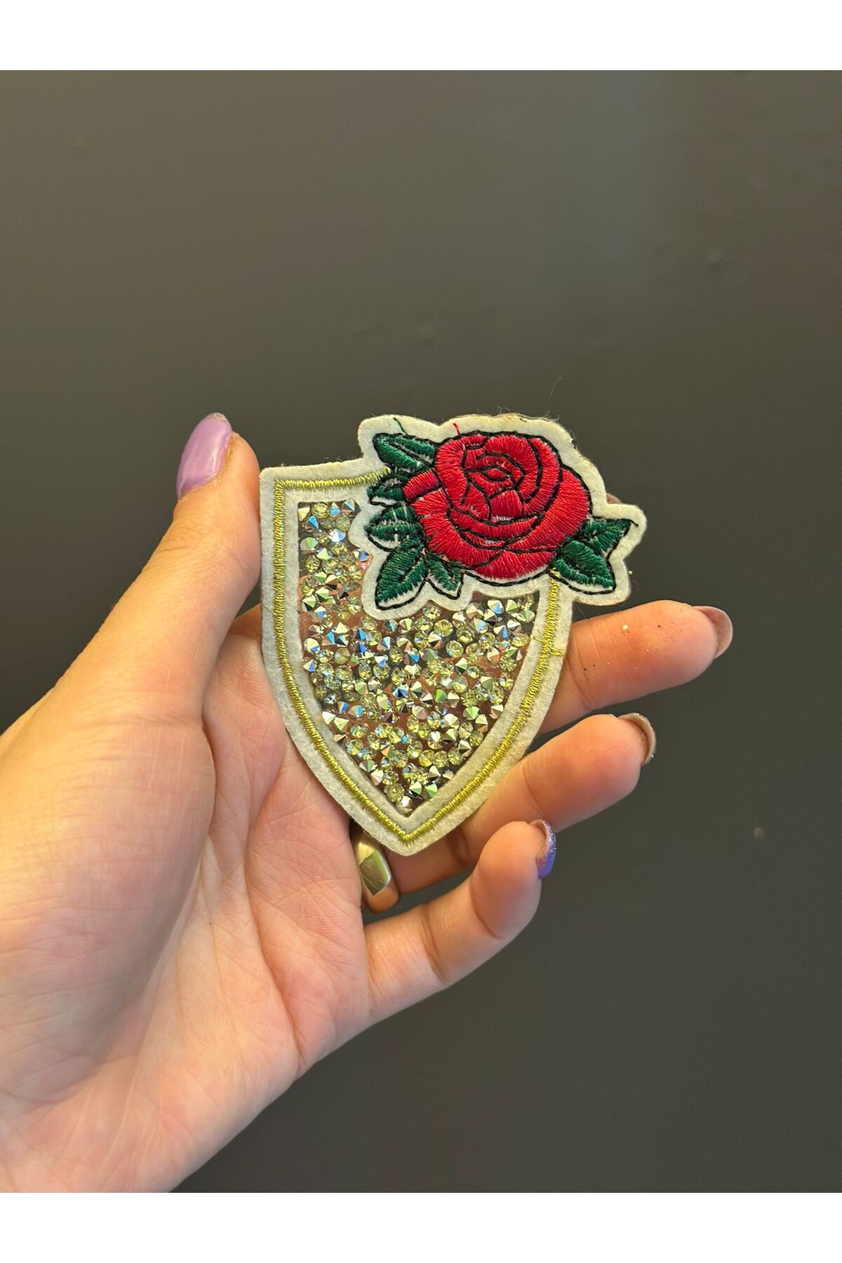 Gönülden Tasarım ÜTÜ İLE YAPIŞAN TAŞLI ÇİÇEKLİ ARMA 9X8 CM