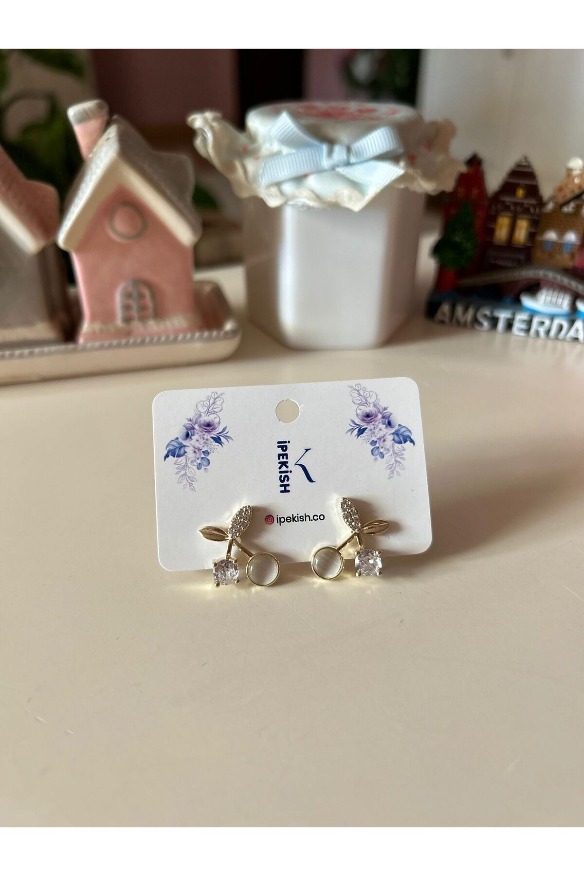 Cheecky Chic Gold Renk Çelik İpekish Kiraz Sapı Küpe – Zirkon Taşlarla Parlayan Şıklık ve Zarafet