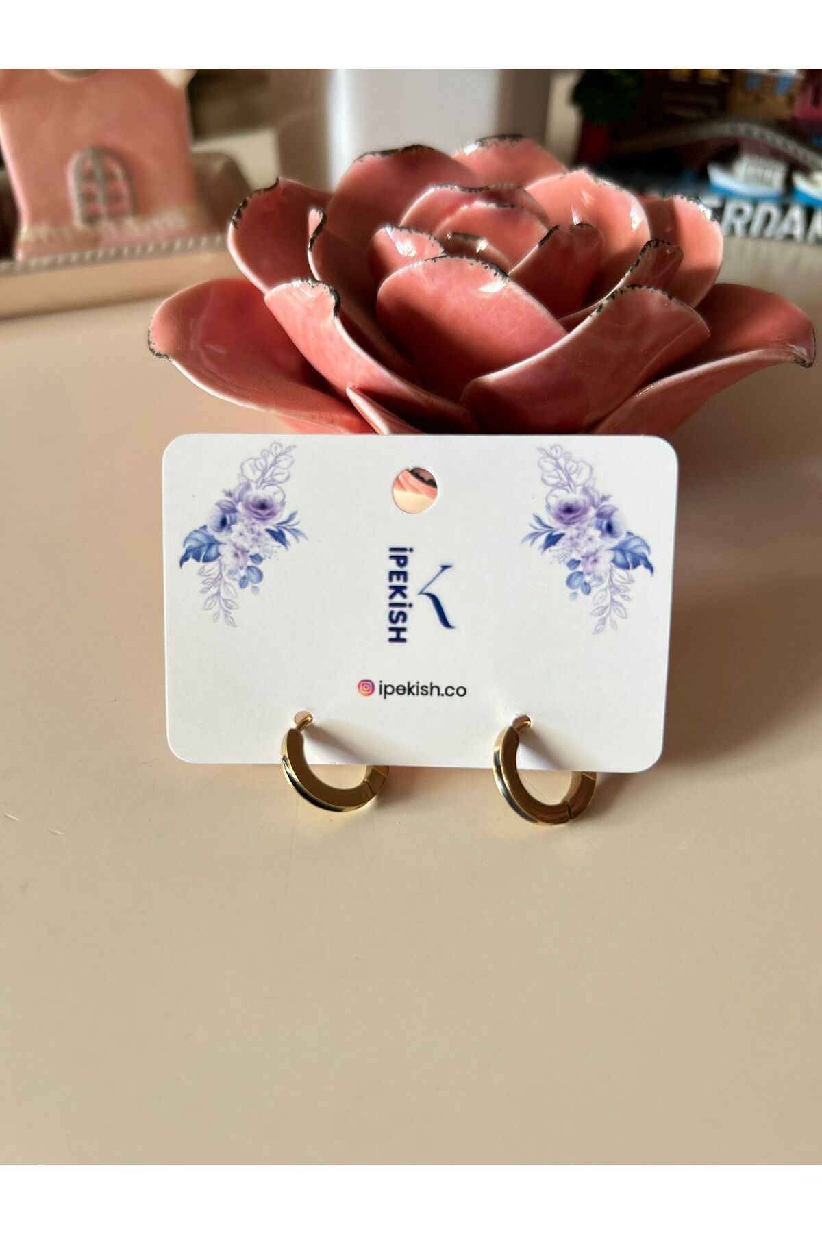 Cheecky Chic Gold Renk Çelik İpekish Halka Küpe – Minimalist Tasarım, Klips Kapama ile Zarif ve Şık
