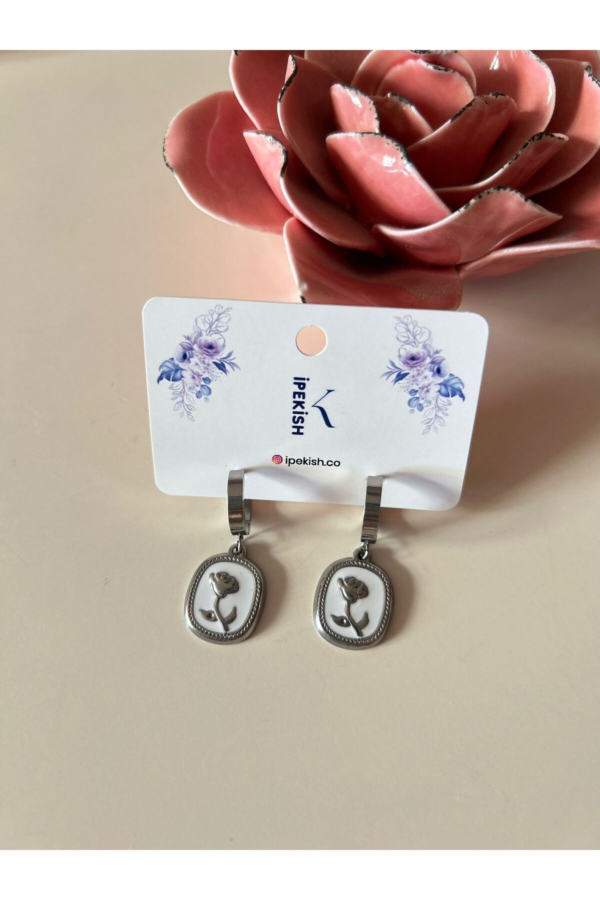 Cheecky Chic İpekish Mineli Lale Figürlü Sallantılı Küpe – Silver Renk, Zarif ve Şık Tasarım