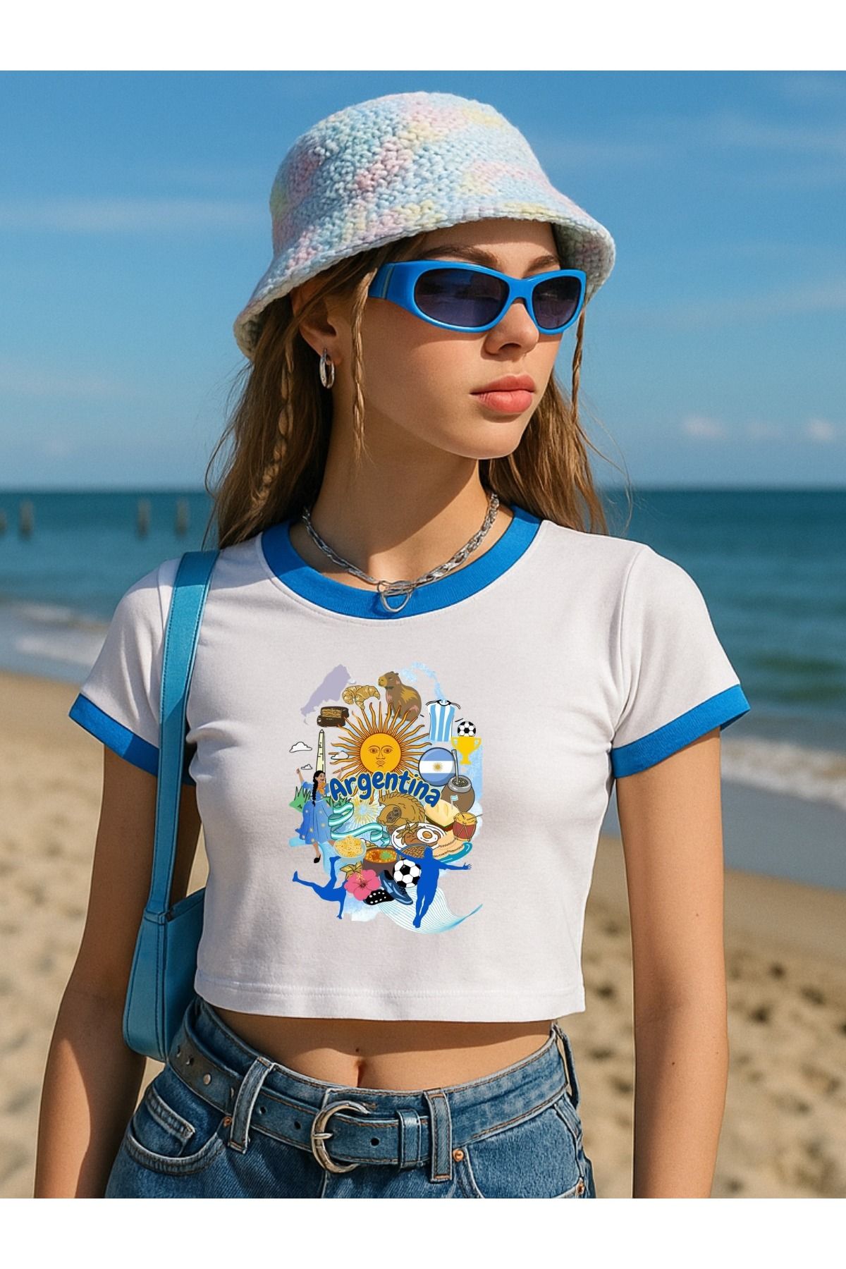 Touz Moda Mavi Biyeli Arjantin Baskılı Beyaz Body Crop Bluz