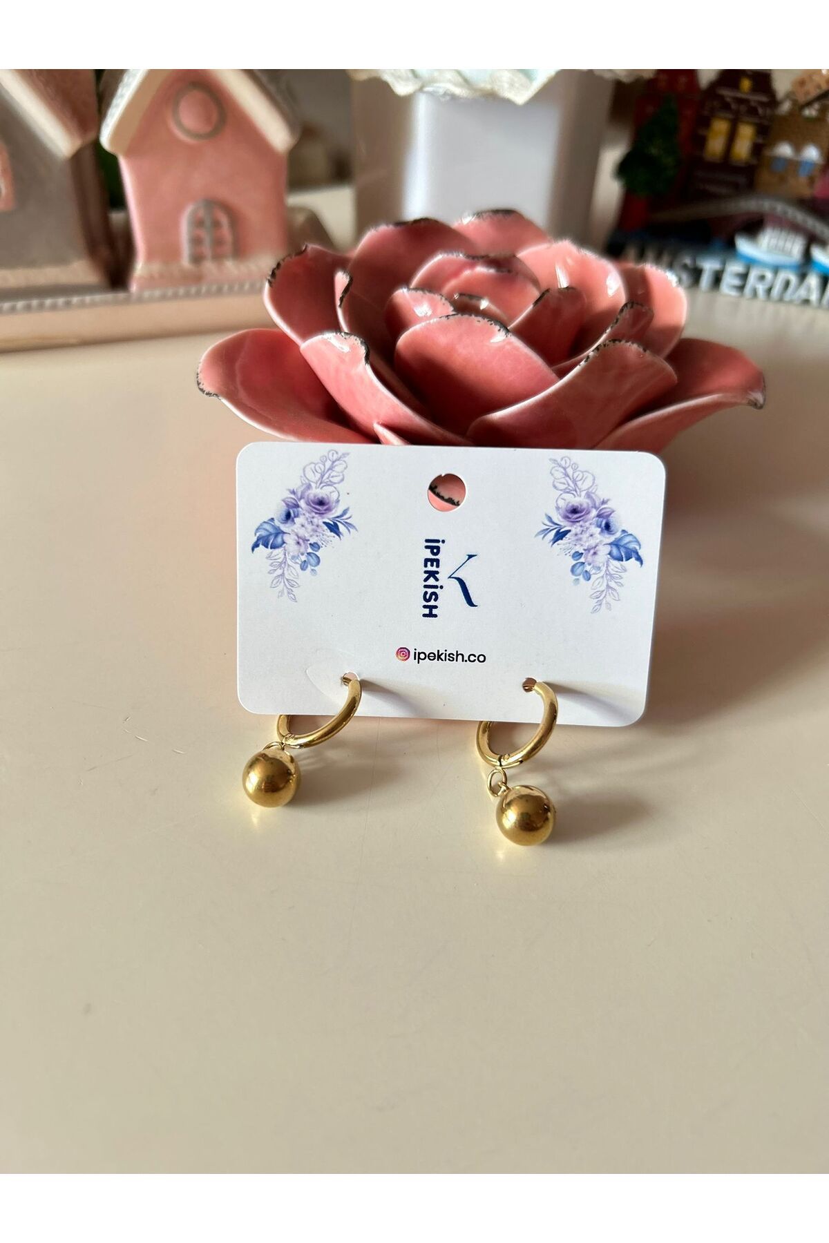 Cheecky Chic Gold Çelik İpekish Halka Küpe – Sallantılı Top Detayıyla Şık ve Zarif Tasarım, Klips Kapama
