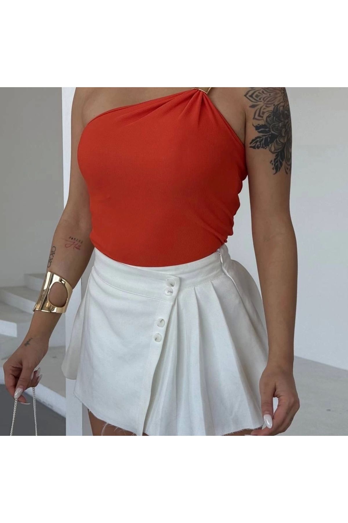 BYB MODA TASARIM Tek omuzlu Otoman kumaş gold metal detaylı bluz s2311