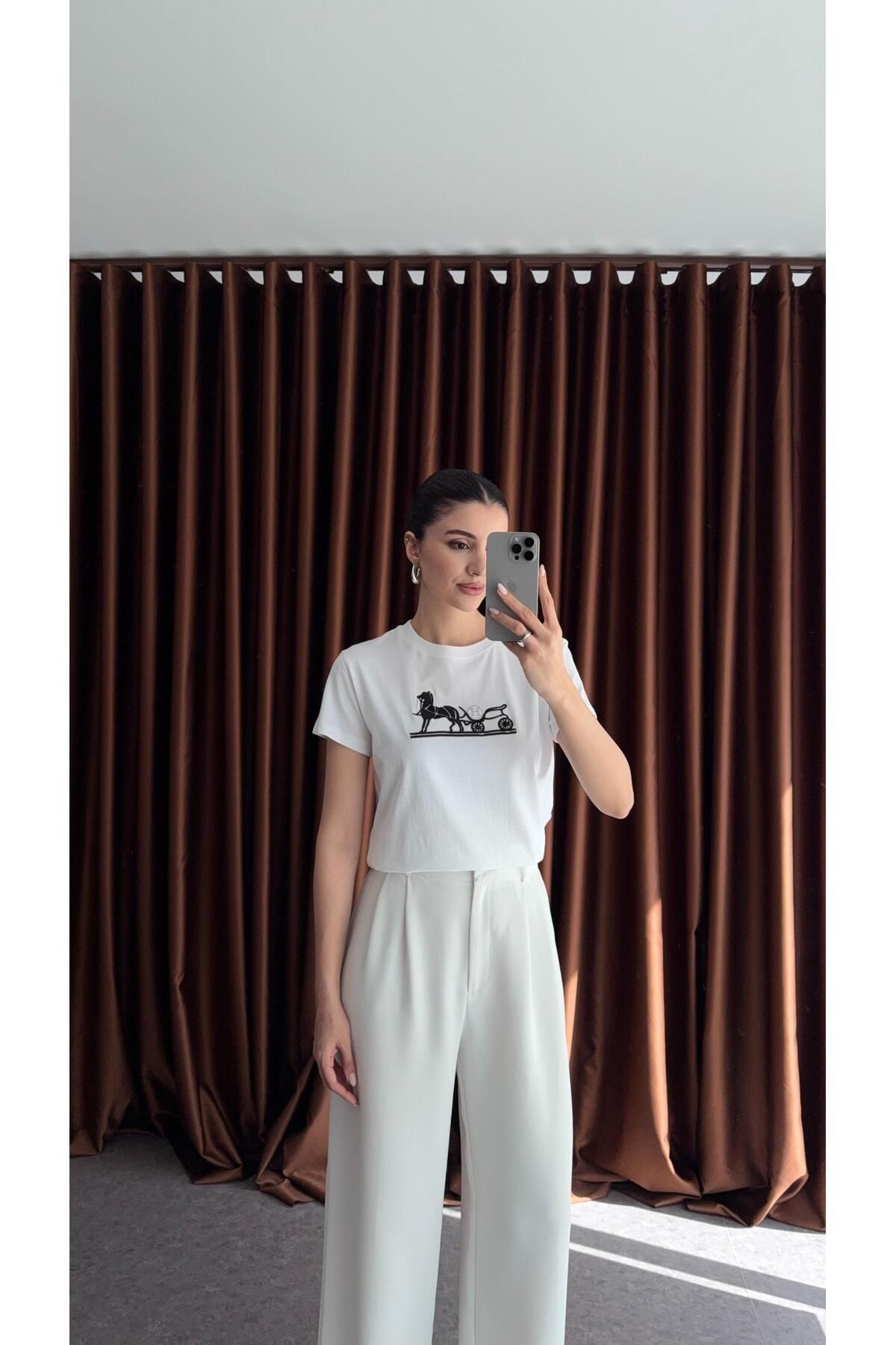 HAZELANNA At Nakışlı Beyaz Tshirt