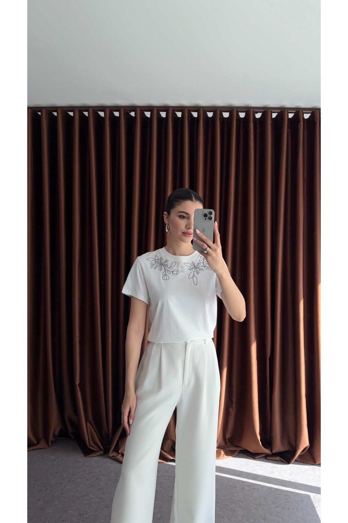 HAZELANNA Çiçek Nakışlı Beyaz Tshirt