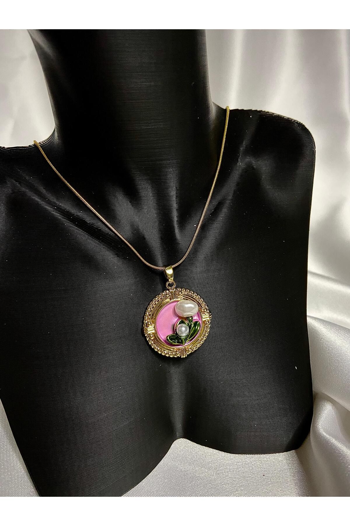 L'Atelier Aurelia PEMBE ARKA PLANLI GÜL DETAY KOLYE