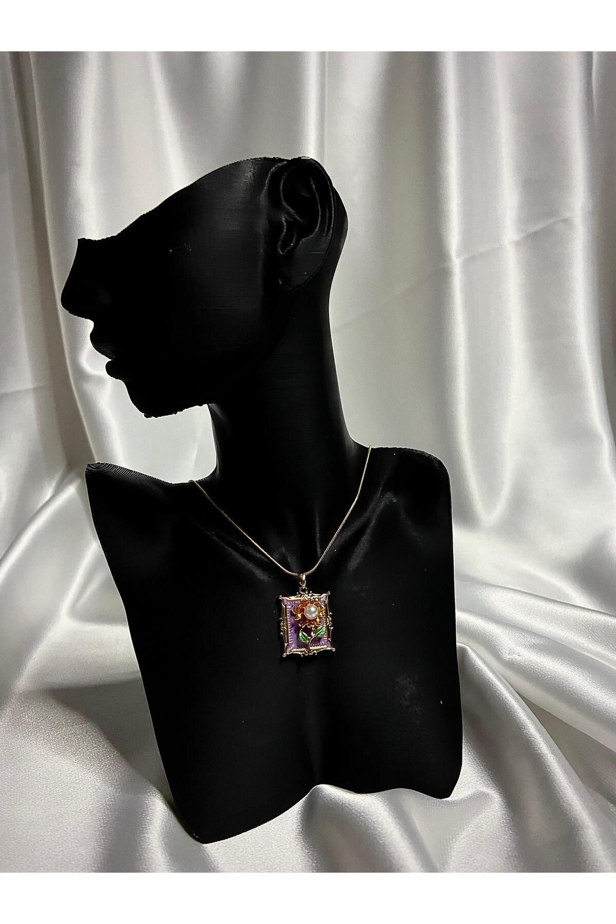 L'Atelier Aurelia PEMBE ARKA PLANLI GÜL DETAY KOLYE