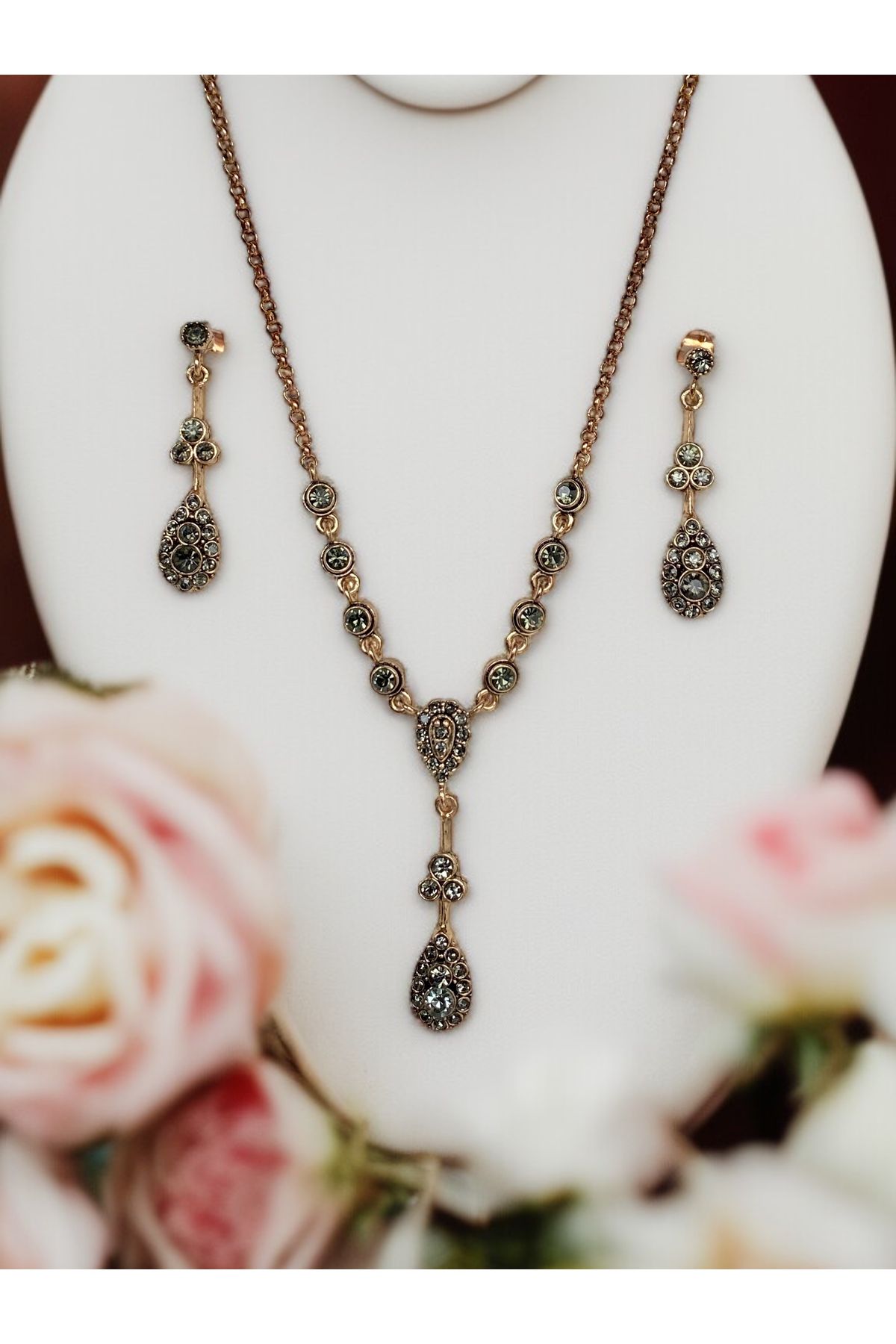 FAYRA ACCESSORIES Kristal Taşlı Su Yolu Zincirli Kolye ve Küpe Seti