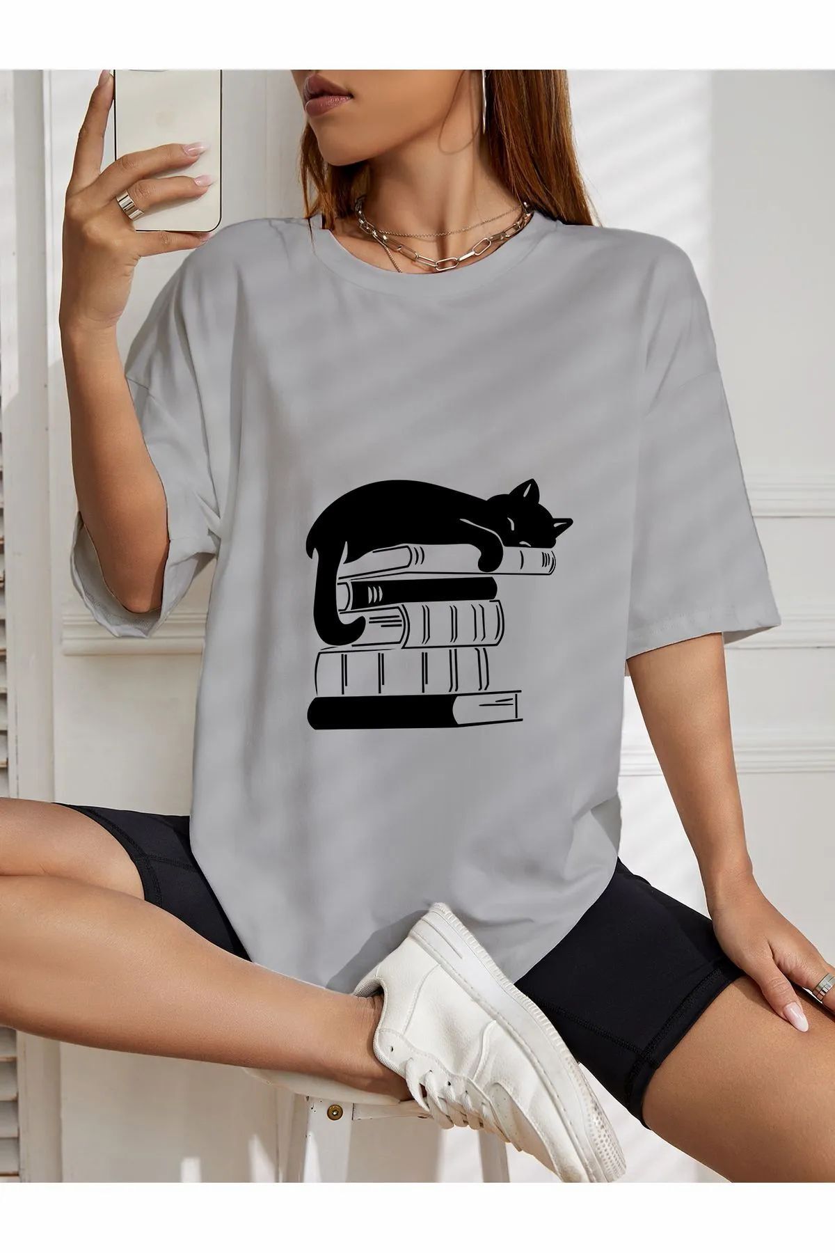 ship master oversize kitap üstünde uyuyan kedi baskılı T-shirt