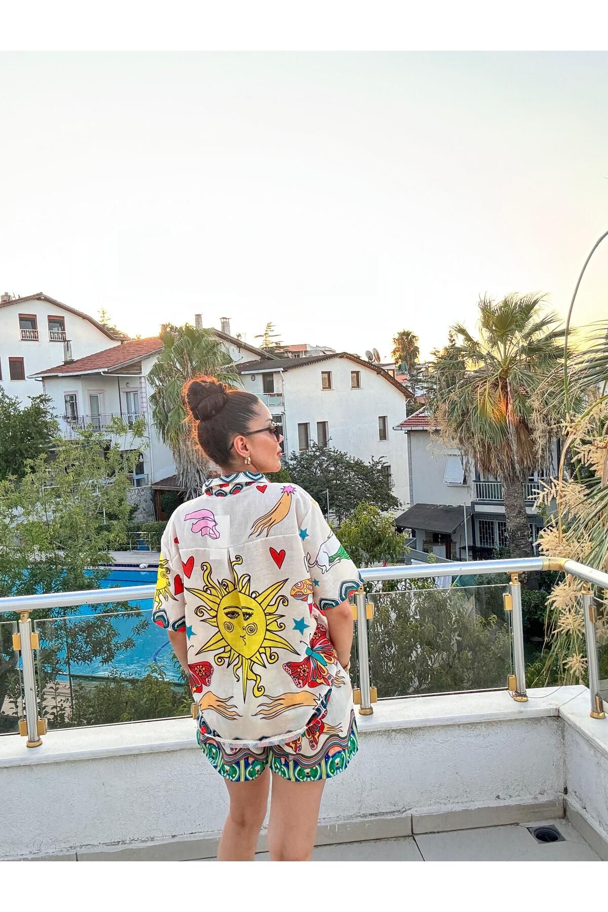 MODA çok renkli ,desenli geniş kesim gömlek