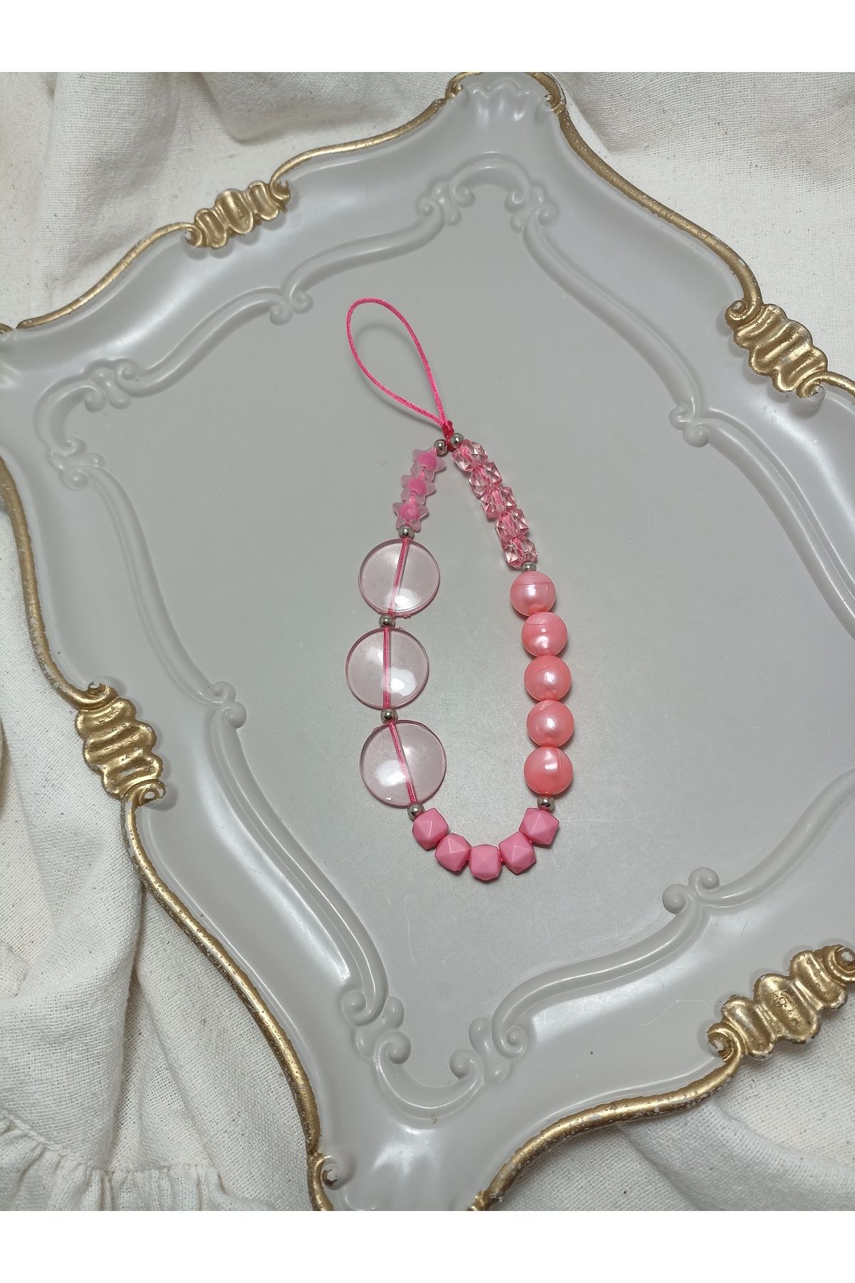 ida design store pembe tonlarında boncuklarla süslü çanta ve telefon charmı