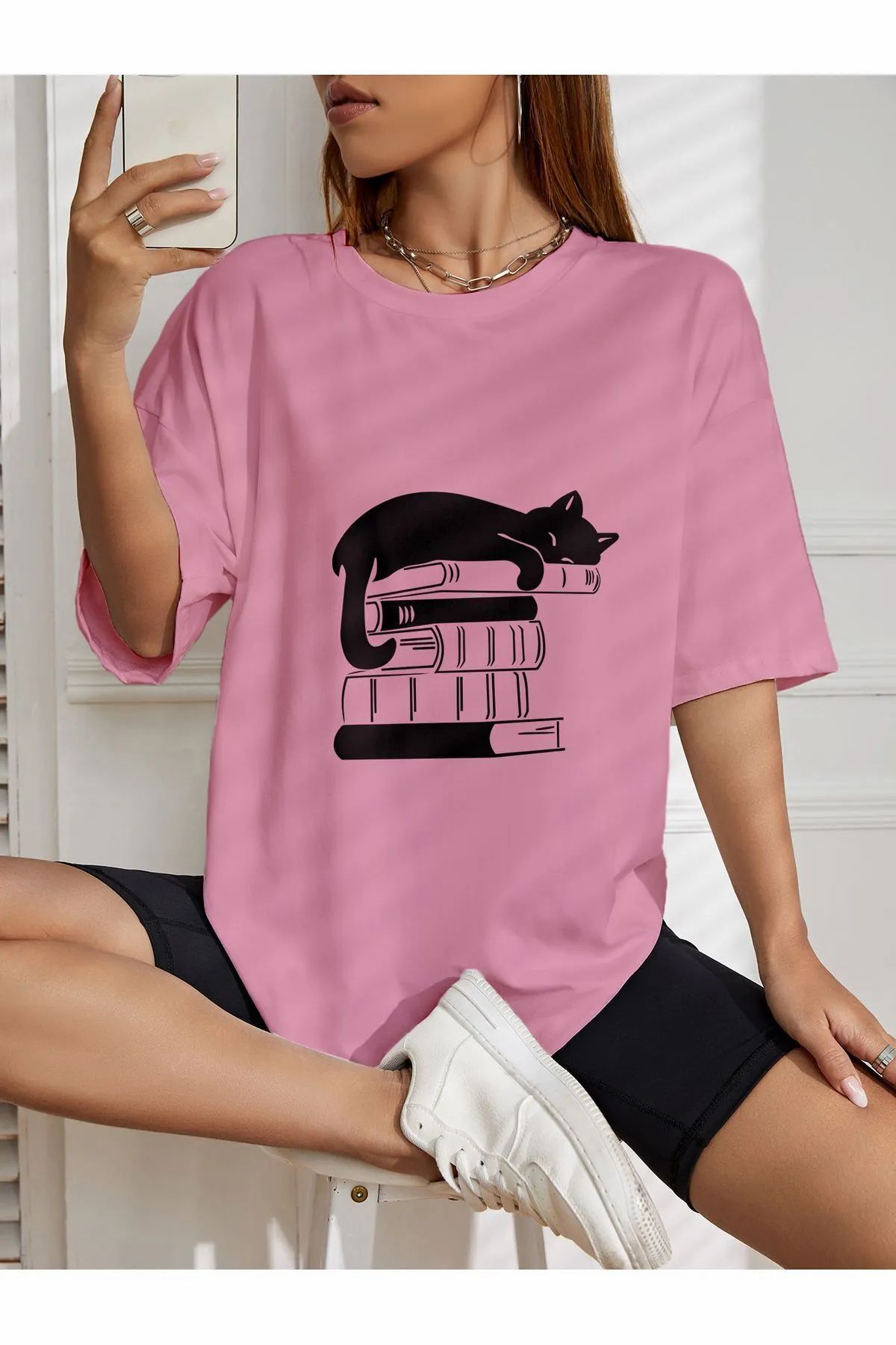 ship master oversize kitap üstünde uyuyan kedi baskılı T-shirt