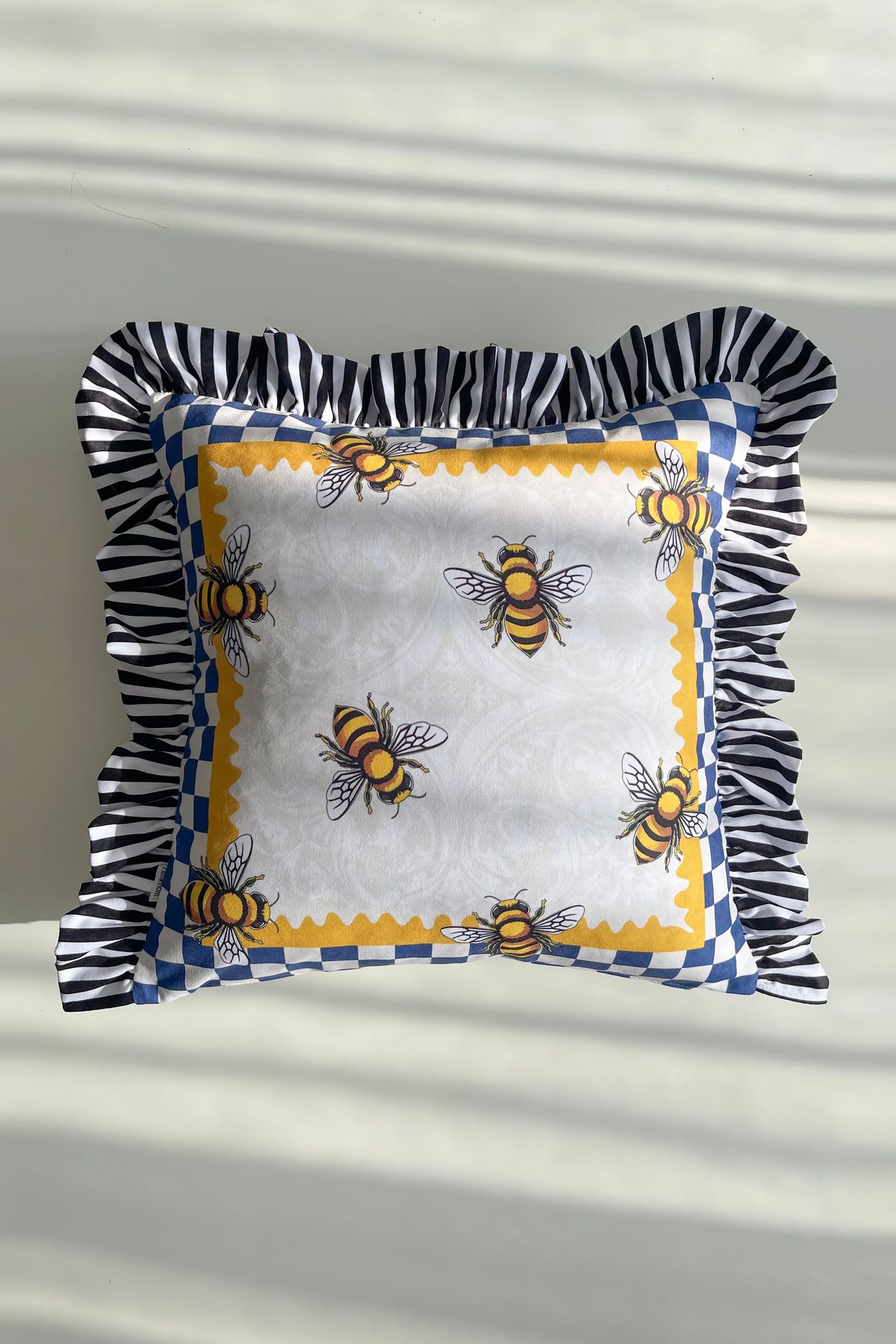 RİTMOHOME Arı Desenli Siyah Çizgili Fırfırlı Country, Iskandinav, Bohem 50x50 Dekoratif Yastık(İÇİ DOLGULU)