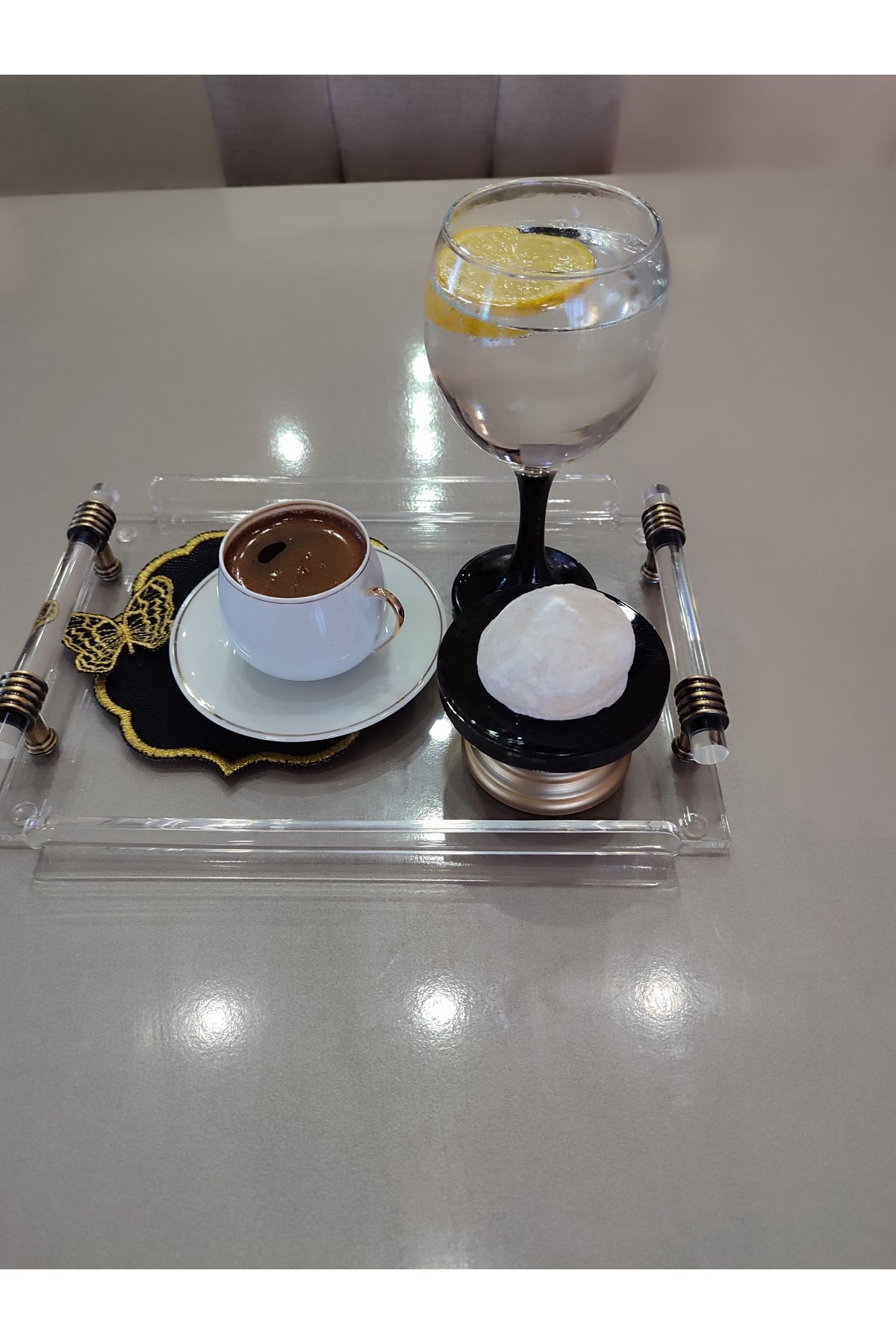 innossa pleksi dekorasyon Pirinç kaplama detaylı pleksi tepsi ve siyah pleksi lokumluk seti ( 1 adet lokumluk 1 adet tepsi )
