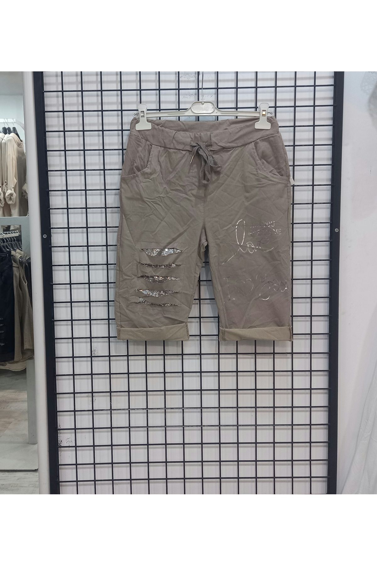 Butik Şans Pul Payet Detaylı Cepli Esnek Yapılı İtalyan Şort
