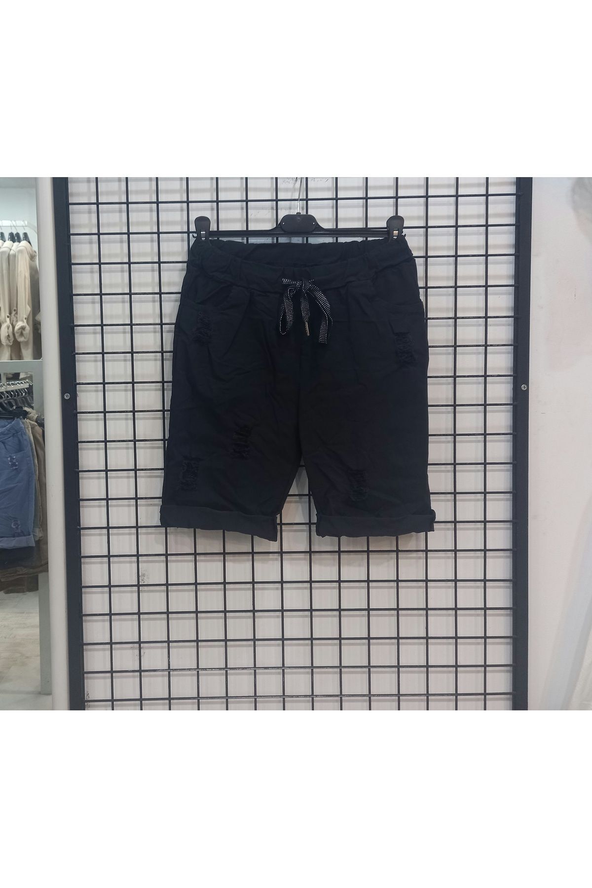 Butik Şans Lastikli Bel Yırtıklı Cepli Esnek İtalyan Şort