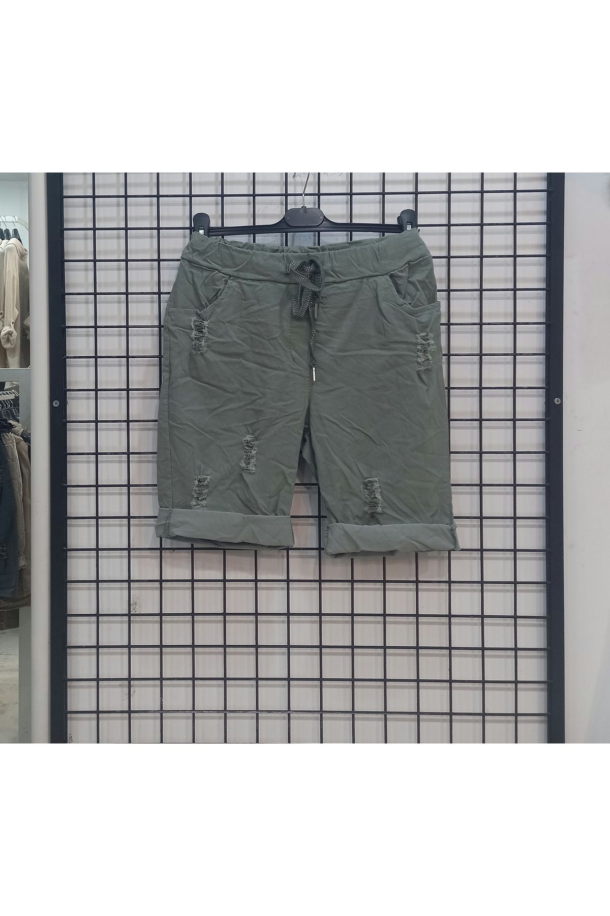 Butik Şans Lastikli Bel Yırtıklı Cepli Esnek İtalyan Şort