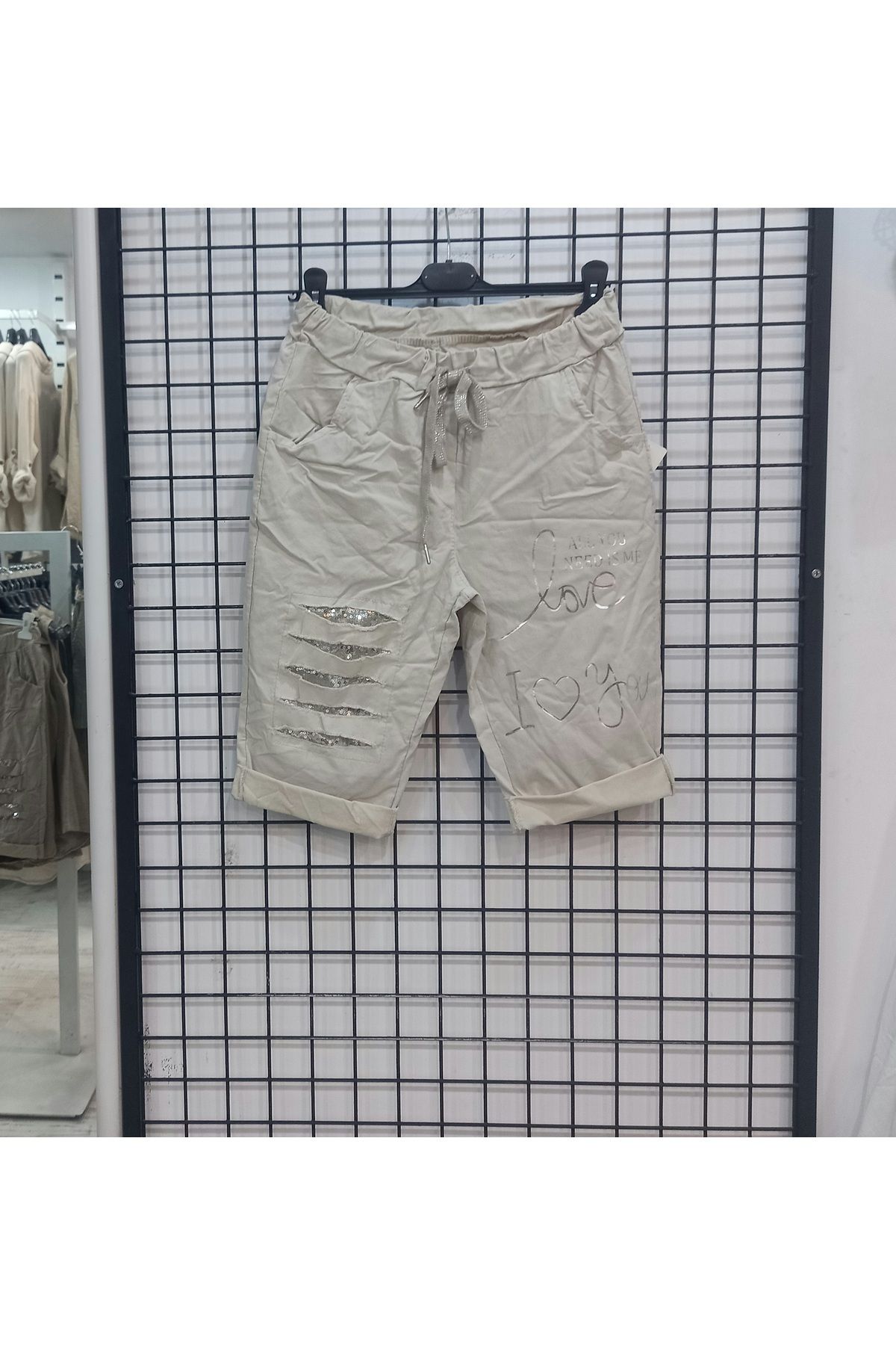 Butik Şans Pul Payet Detaylı Cepli Esnek Yapılı İtalyan Şort