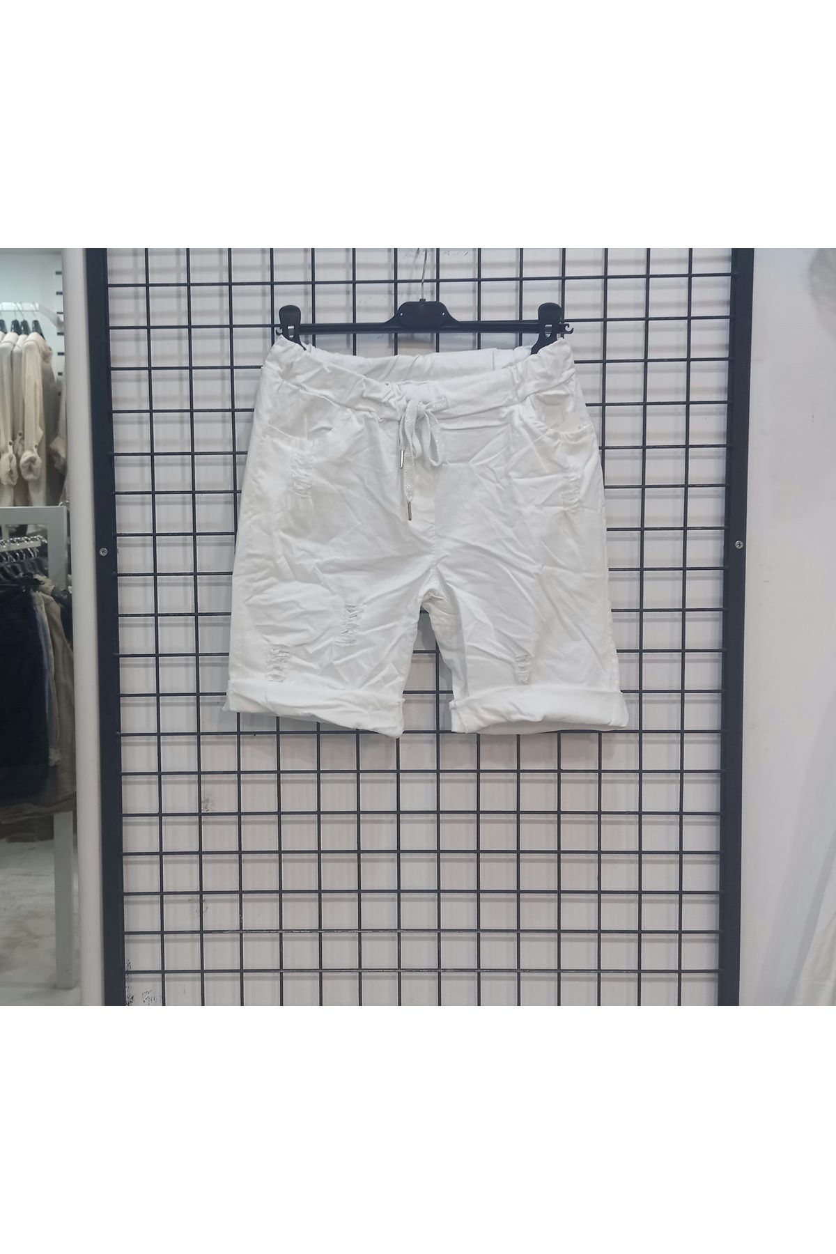 Butik Şans Lastikli Bel Yırtıklı Cepli Esnek İtalyan Şort