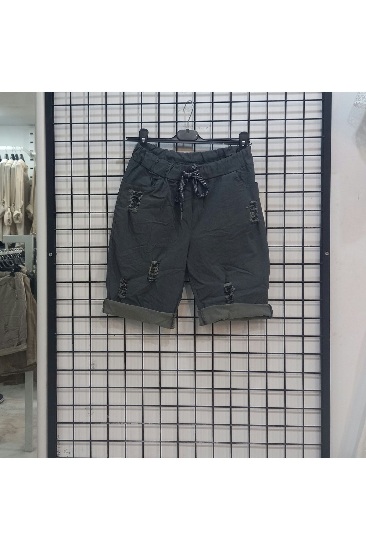 Butik Şans Lastikli Bel Yırtıklı Cepli Esnek İtalyan Şort