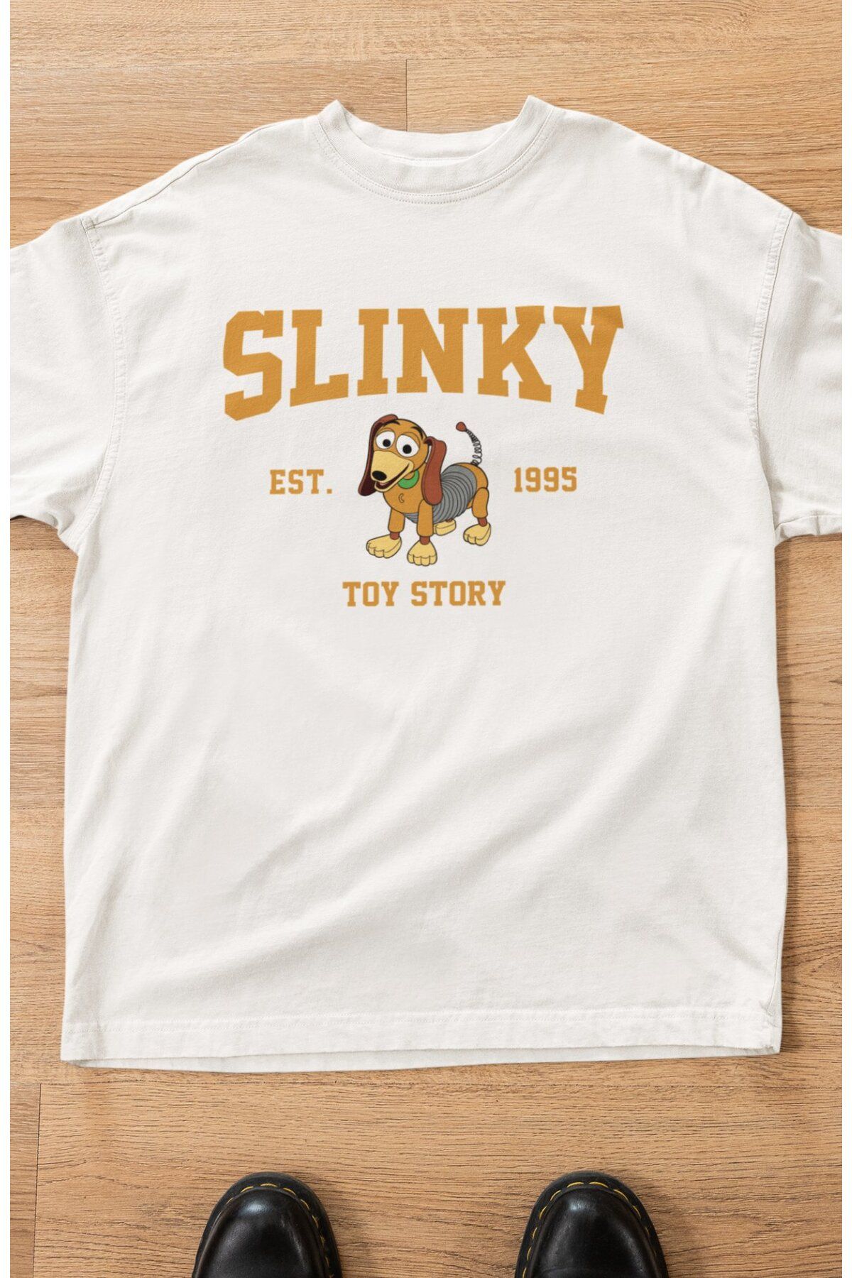 Fuddy Moda Unisex Toy Story Slinky Est 1995 Baskılı Tişört, Oversize Oyuncak Hikayesi Temalı T-Shirt