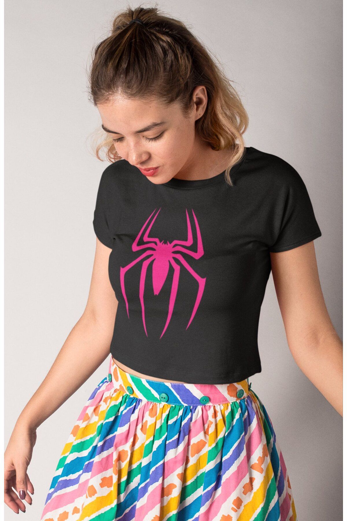 Fuddy Moda Pembe Örümcek Logo Baskılı Crop Top, Kadın Spider Evreni Temalı Crop Bluz