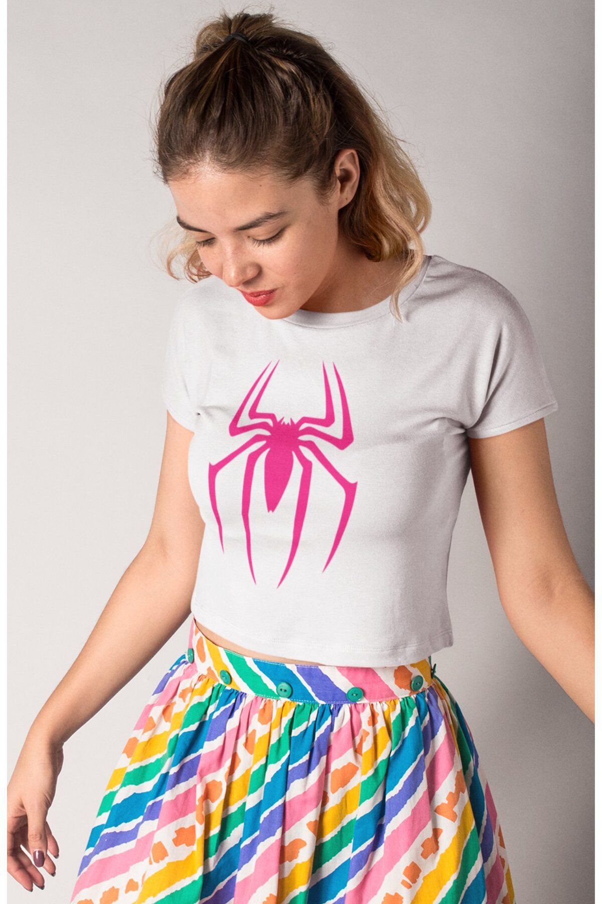 Fuddy Moda Pembe Örümcek Logo Baskılı Crop Top, Kadın Spider Evreni Temalı Crop Bluz