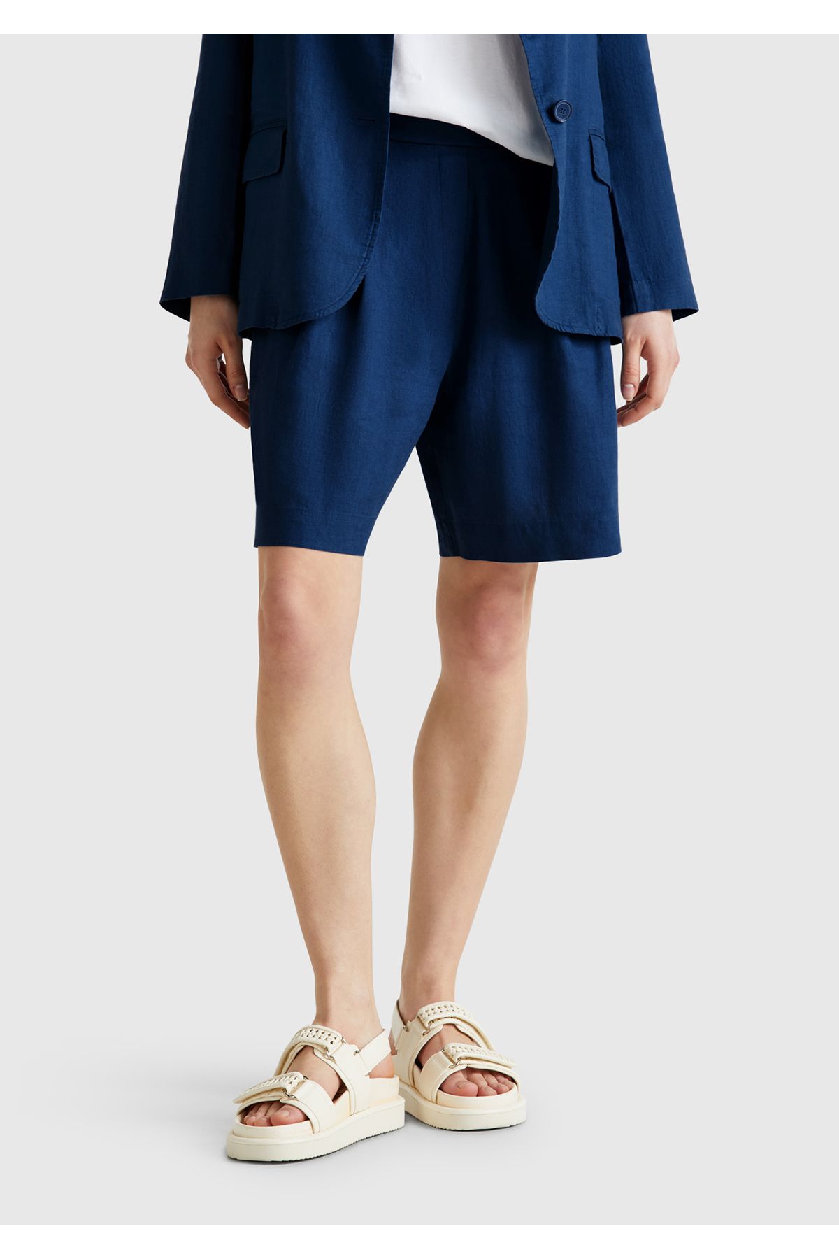 United Colors of Benetton Kadın Denim %100 Keten Arka Beli Lastikli Pileli Relax Fit Bermuda Şort