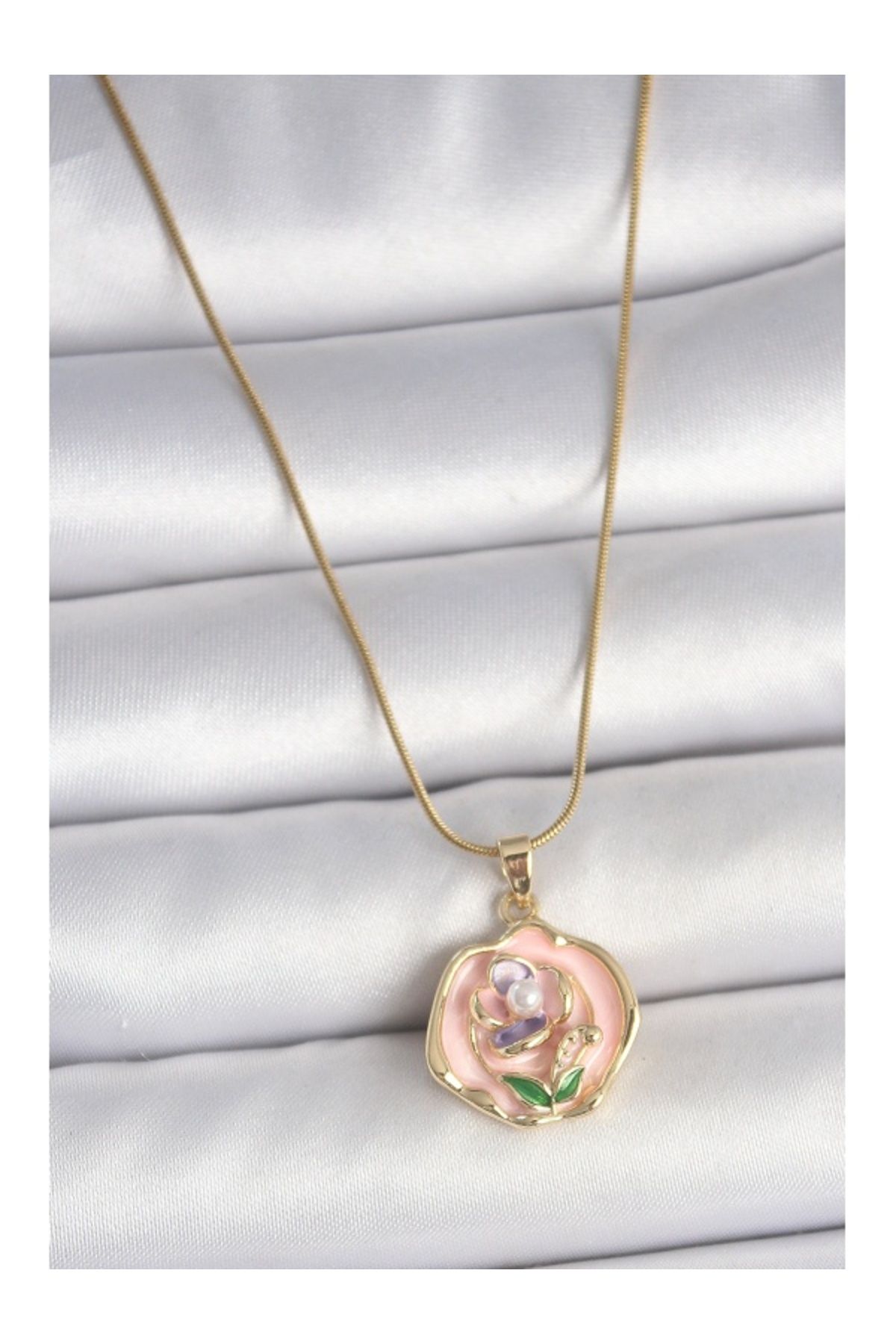 Clariss 316L Çelik Gold Renk Zincir Pembe Renkli Çiçek İşlemeli İnci Detay Portre Model Kadın Kolye