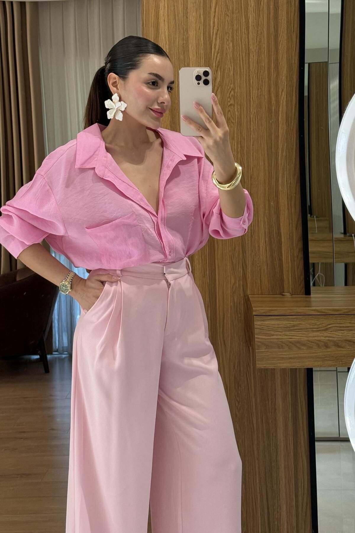 Gizem Ecemiş Tivra Pembe Gömlek