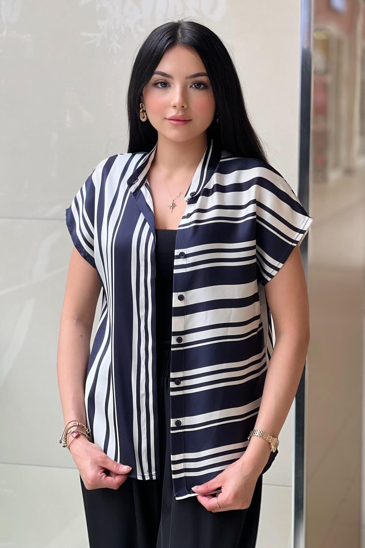 On Fashion Yarısı Dikey Yarısı Yatay Çizgili Kolsuz Bluz
