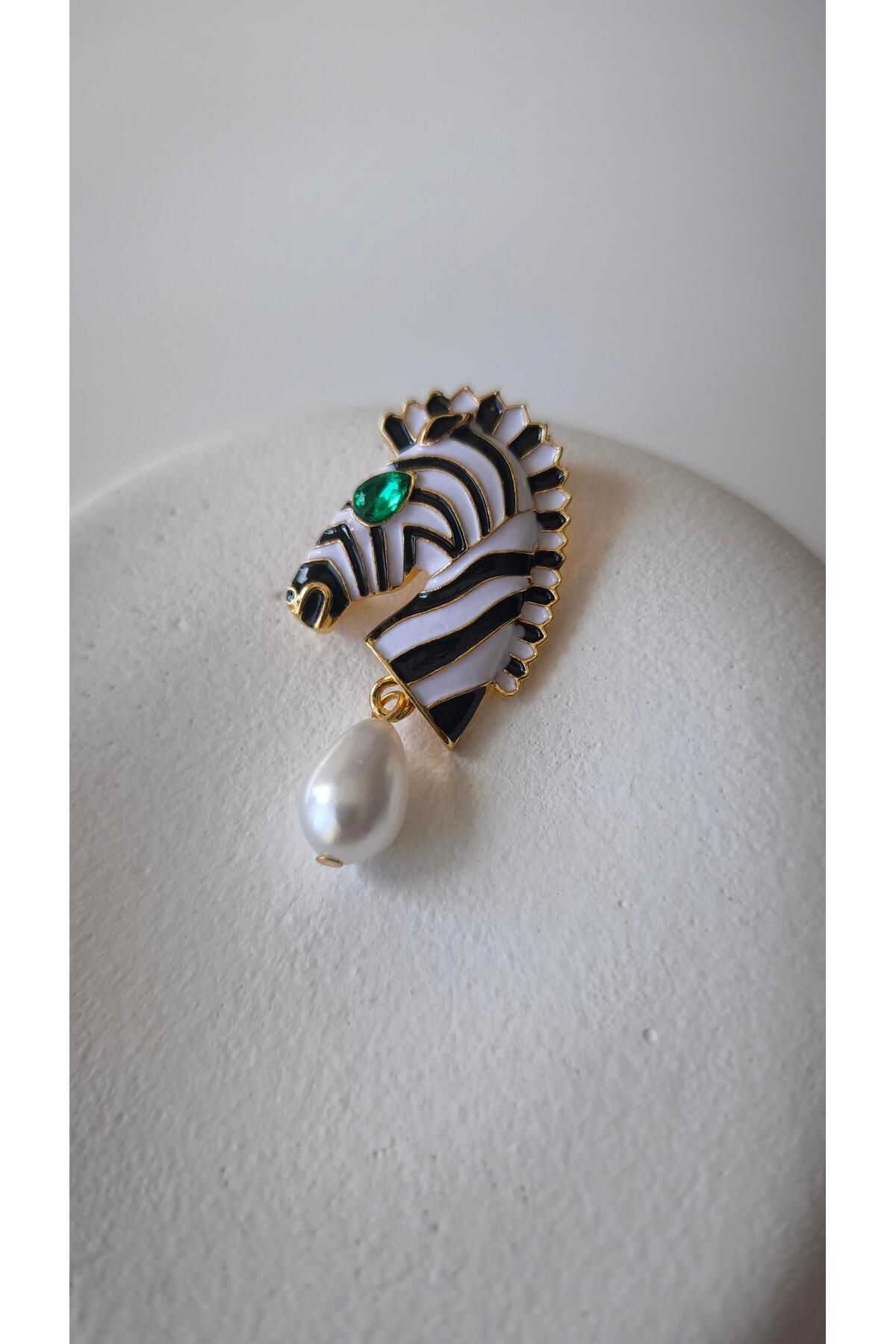 VOBEEYKU İnci Sallantılı Zebra Broş