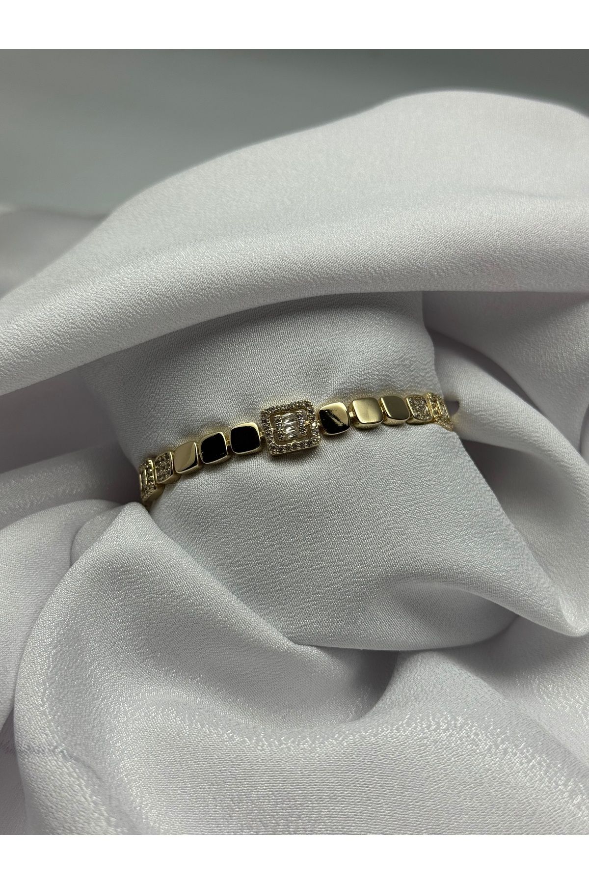XUPING JEWELRY Xuping 14K Altın Rengi Zirkon Taşlı Baget Model Vip Bileklik