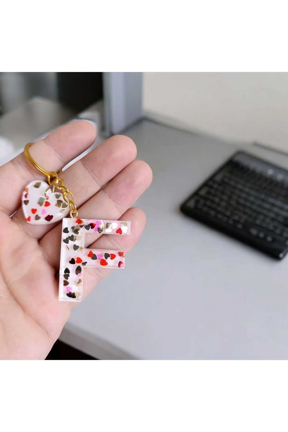 Wens Epoksi Epoksi Harf Anahtarlık Beyaz Renk Kalp Pul Süslemeli Gold Halka F harfi ve Kalp Figürü