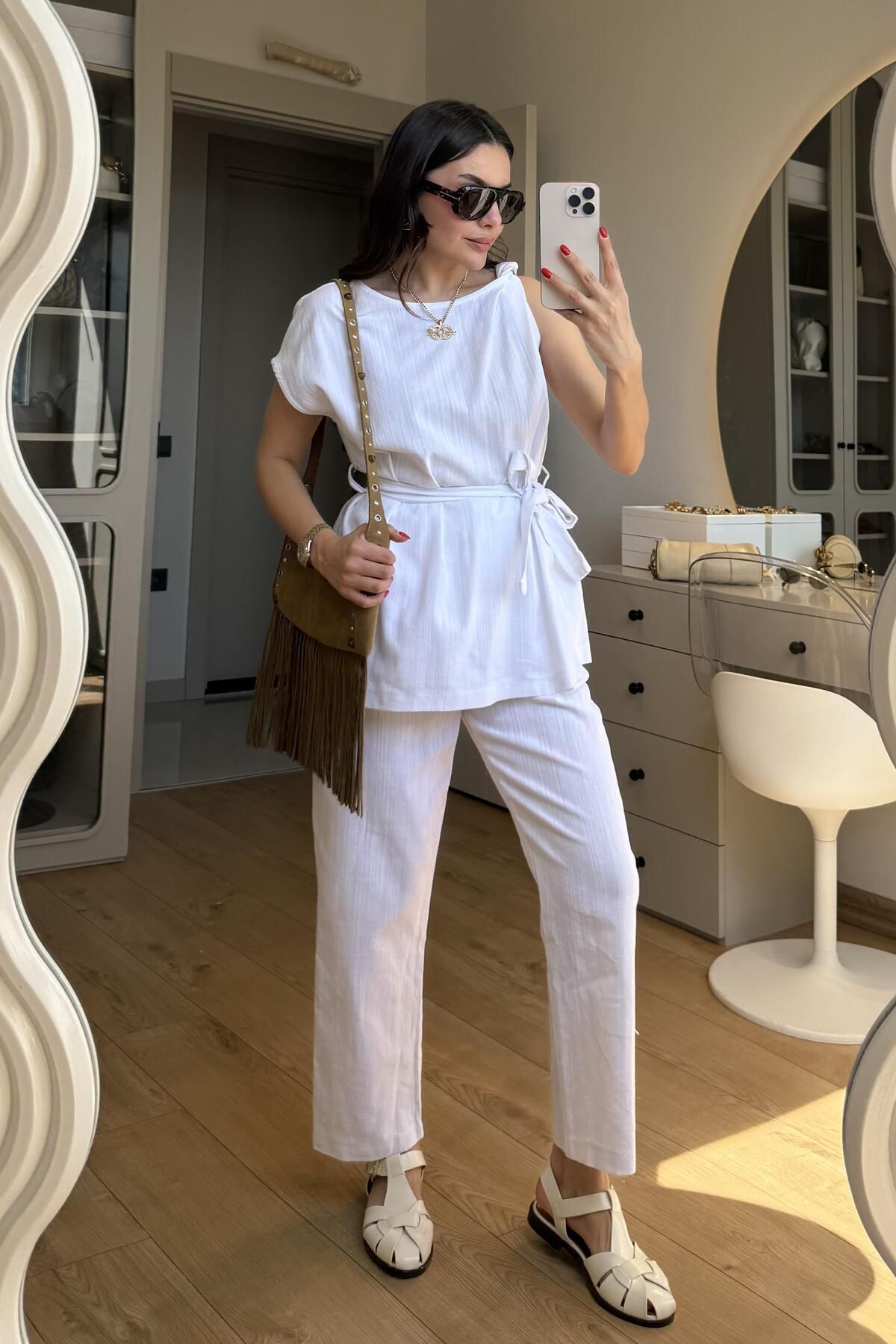 Gizem Ecemiş Lipa Beyaz Omuz Detay Kuşaklı Takım