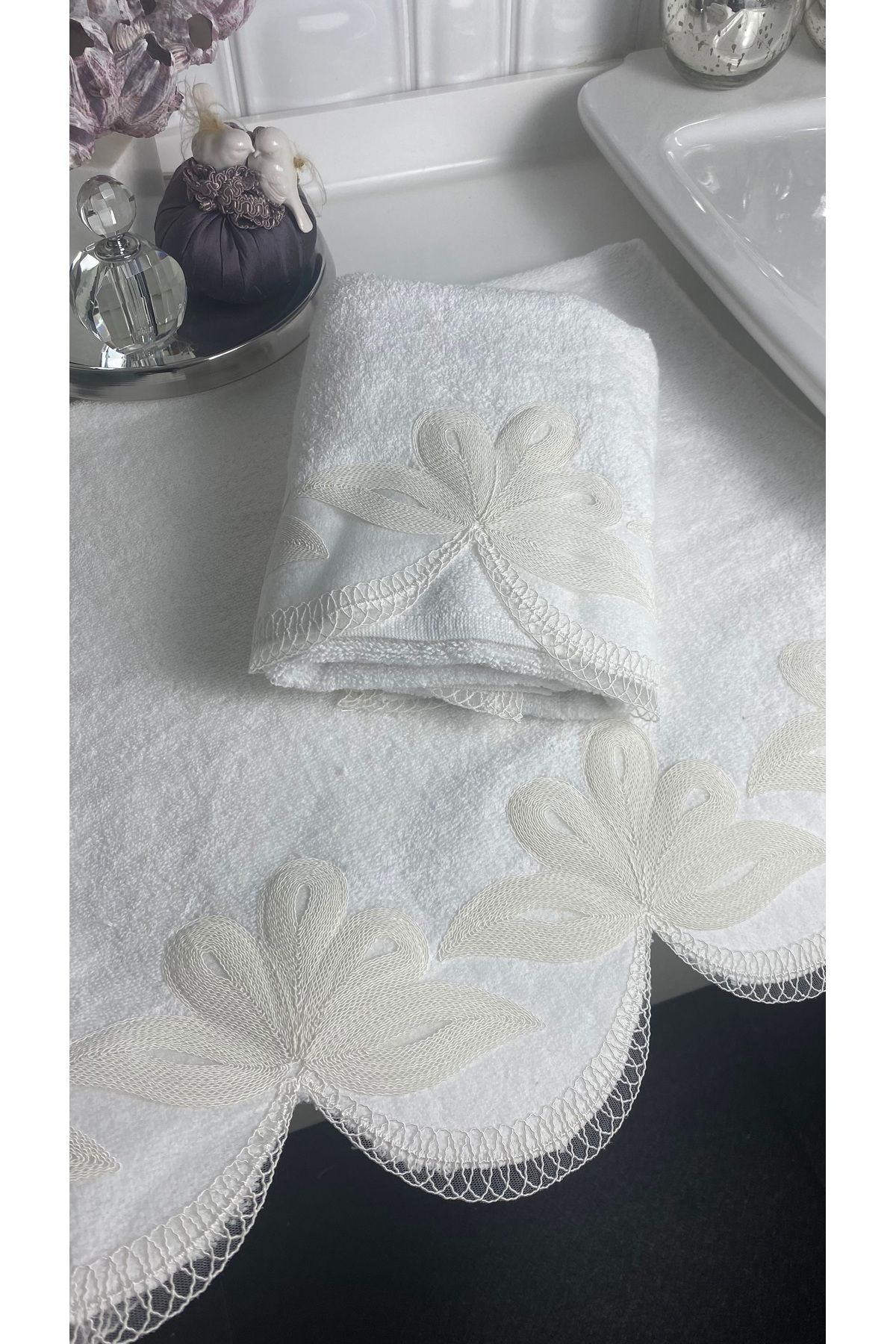 MEYN COLLECTİON-2-Piece Delicate Laced Dowry Holder, Gift Hand Towel 2