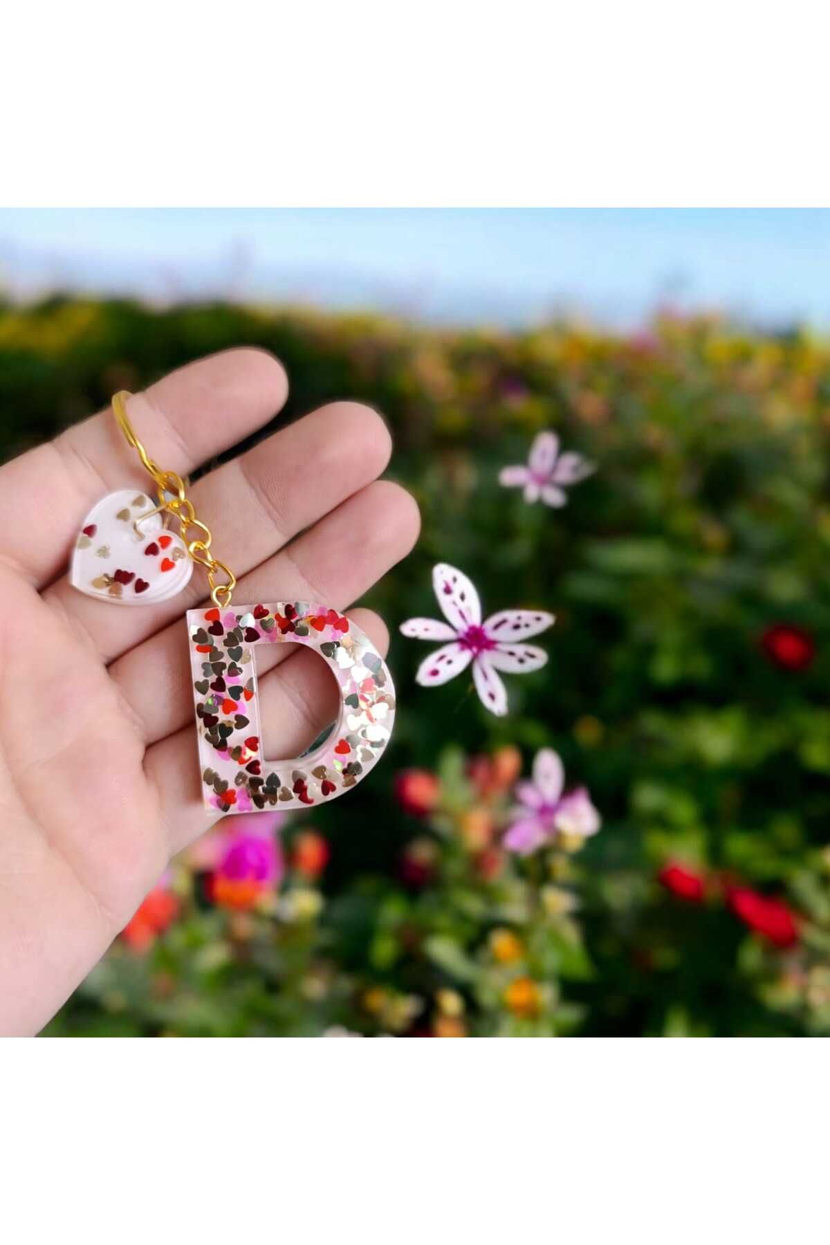 Wens Epoksi Epoksi Harf Anahtarlık Beyaz Renk Kalp Pul Süslemeli Gold Halka D harfi ve Kalp Figürü