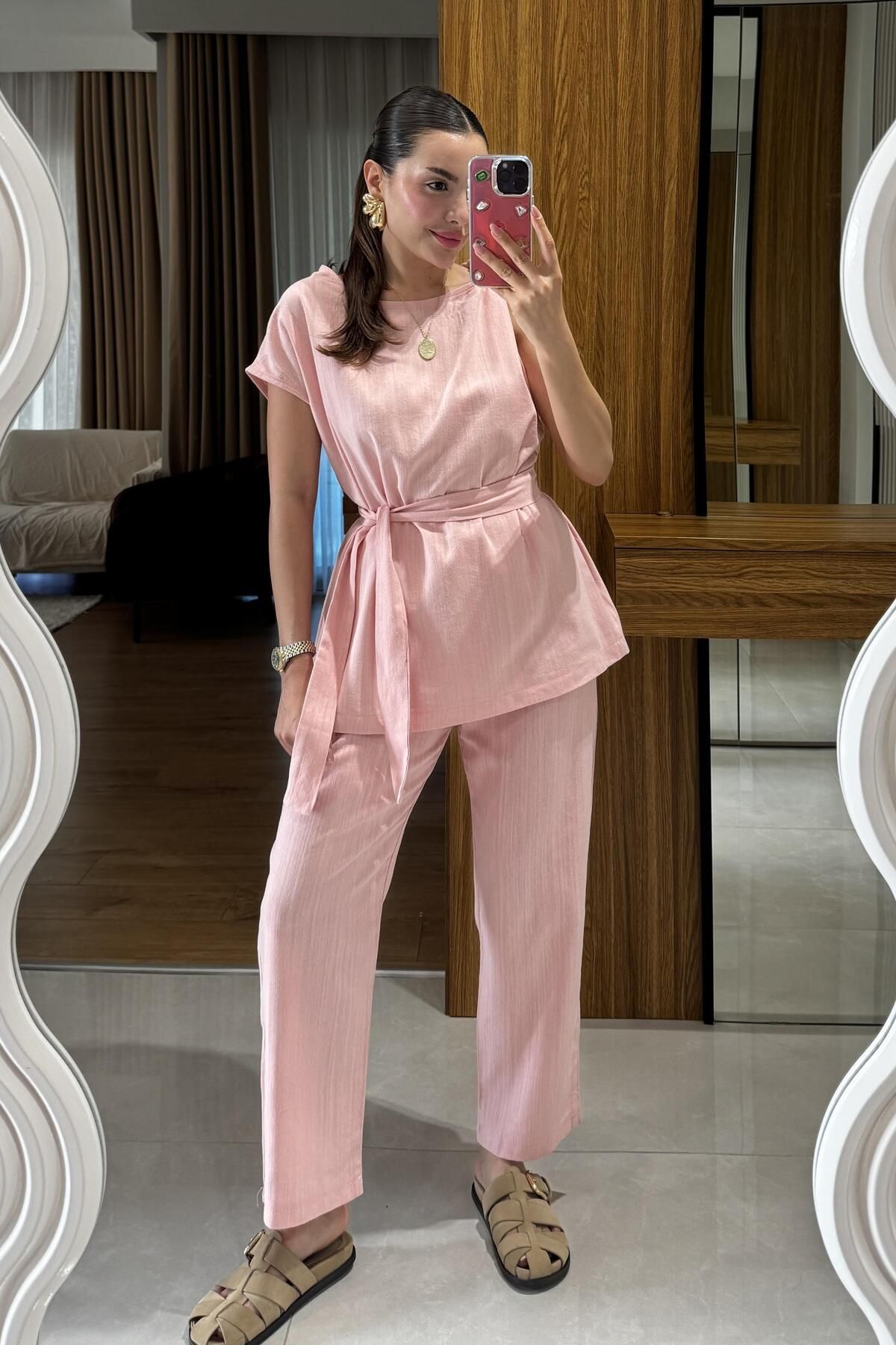 Gizem Ecemiş Lipa Pembe Omuz Detay Kuşaklı Takım